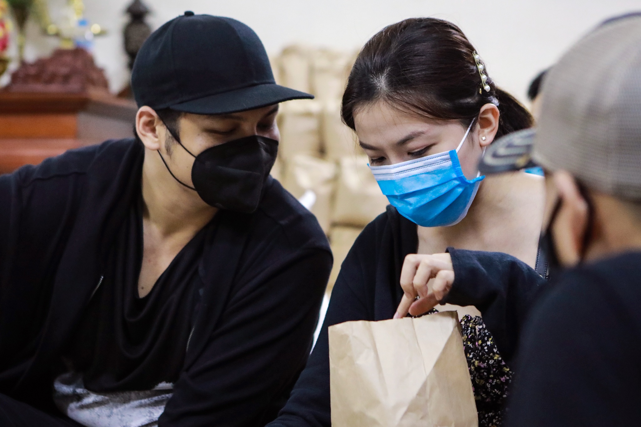 Xuan Bac,  Tu Long tu tay goi qua tang nguoi ngheo giua dich anh 5