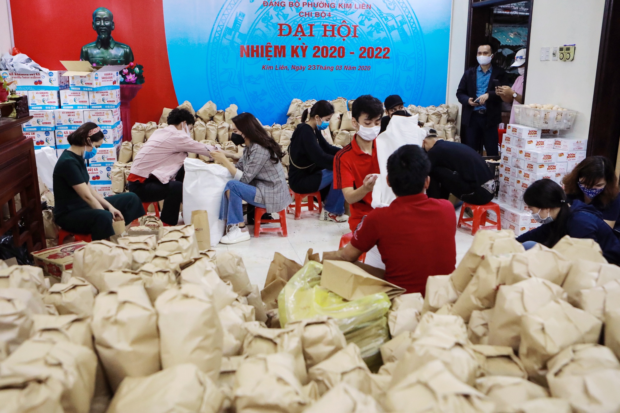 Xuan Bac,  Tu Long tu tay goi qua tang nguoi ngheo giua dich anh 1