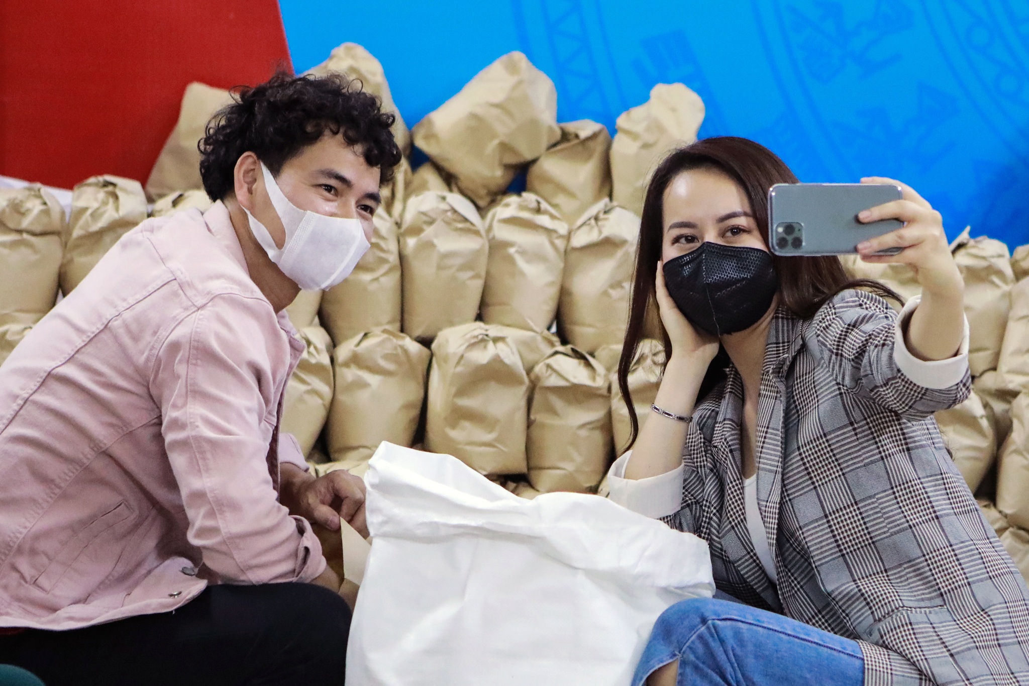 Xuan Bac,  Tu Long tu tay goi qua tang nguoi ngheo giua dich anh 10