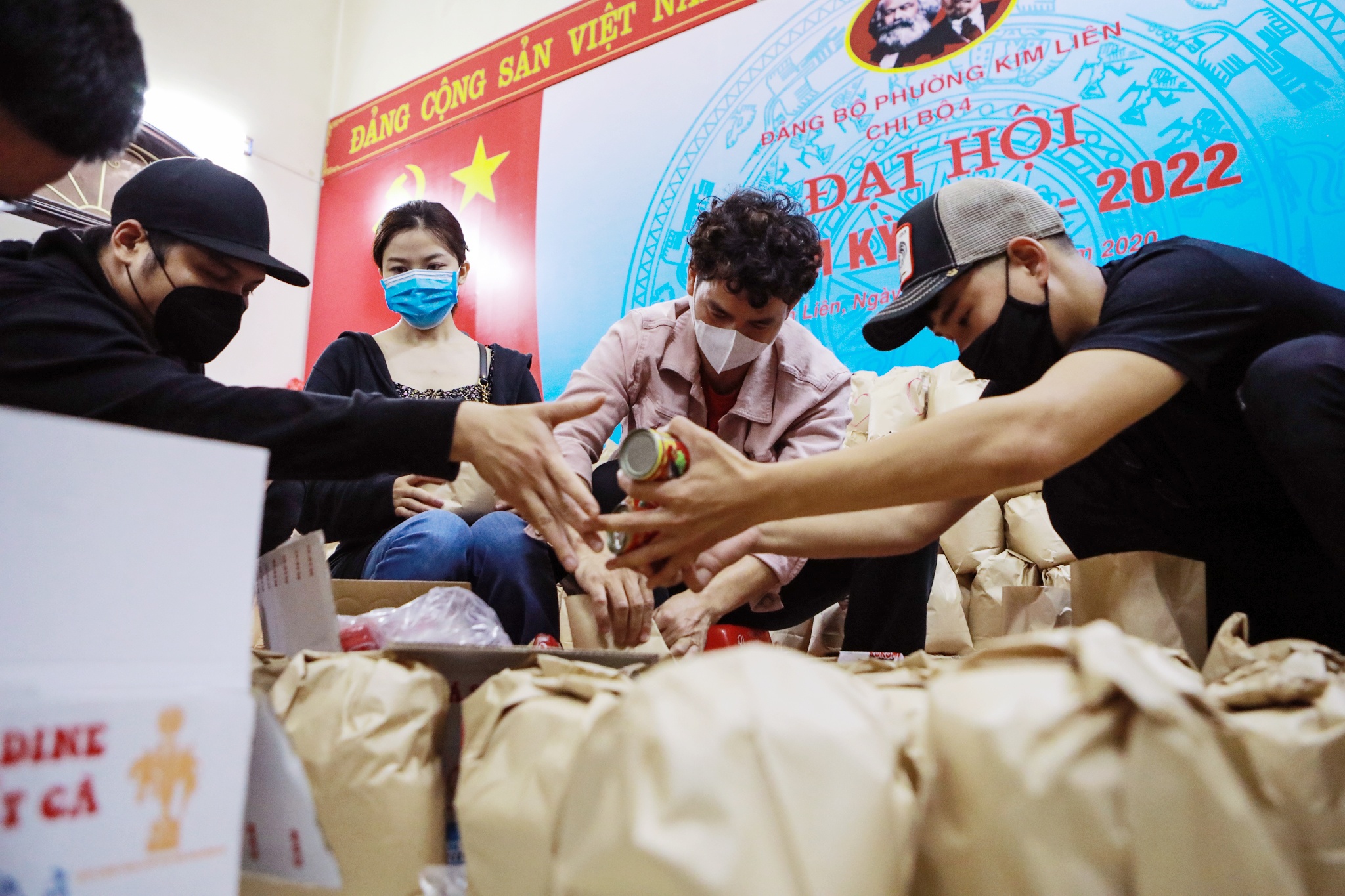 Xuan Bac,  Tu Long tu tay goi qua tang nguoi ngheo giua dich anh 2