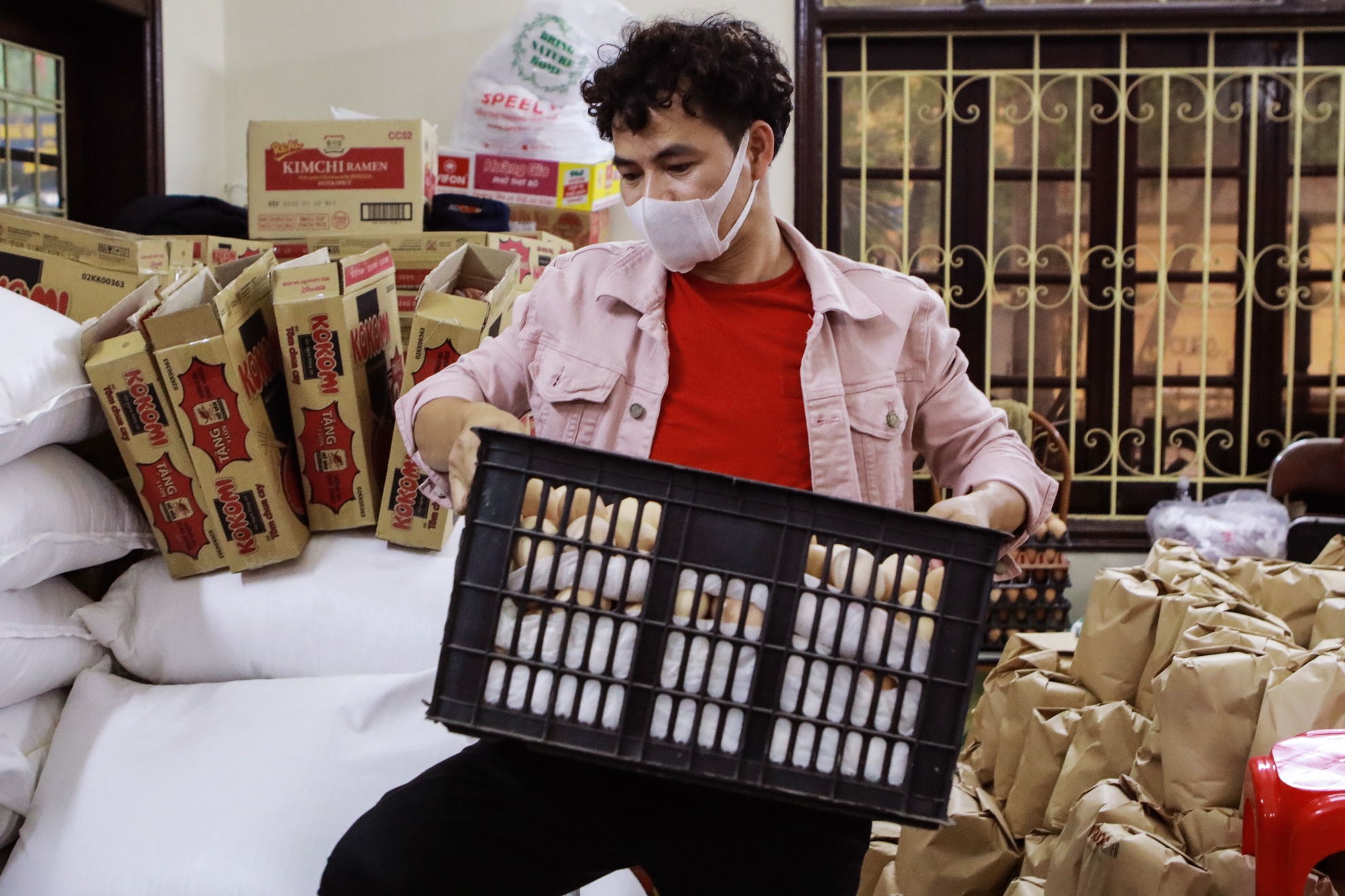 Xuan Bac,  Tu Long tu tay goi qua tang nguoi ngheo giua dich anh 6