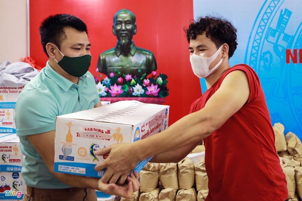 Xuan Bac,  Tu Long tu tay goi qua tang nguoi ngheo giua dich anh 3