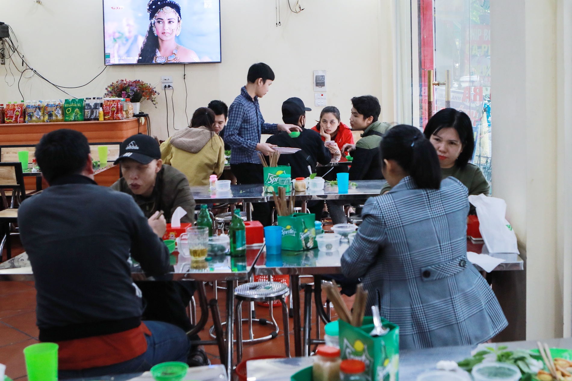 Quan com,  cafe dong duc vao buoi trua anh 6