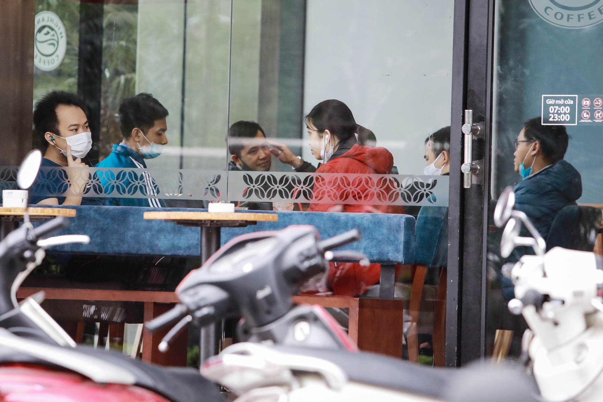 Quan com,  cafe dong duc vao buoi trua anh 11