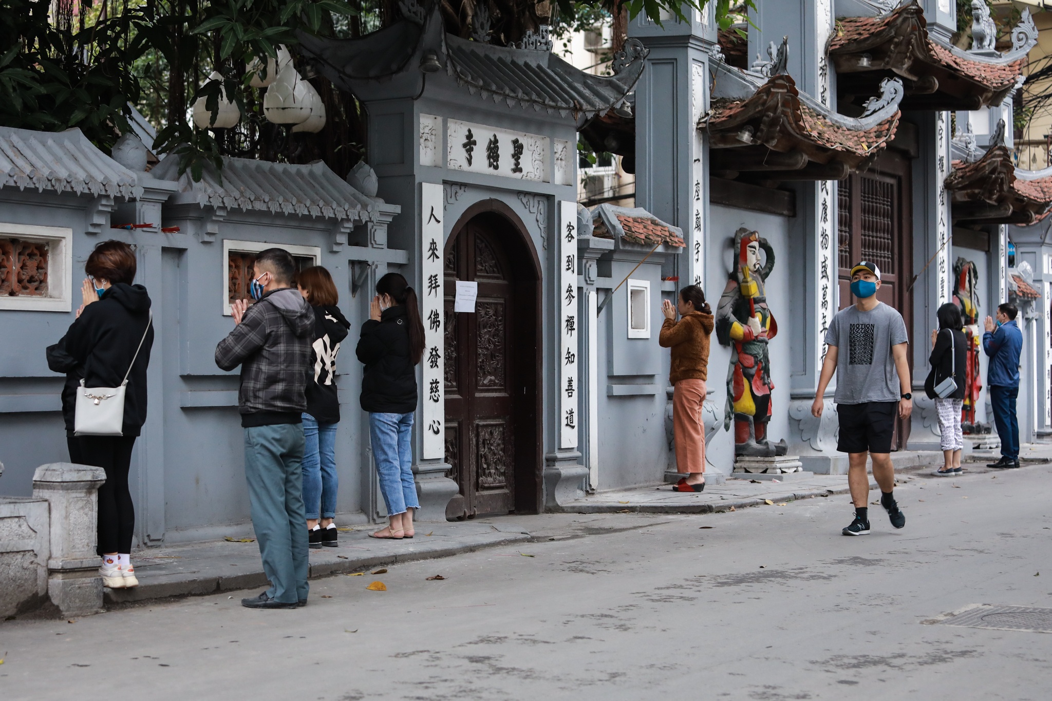 Nguoi dan tu tap vai vong tai den chua anh 1