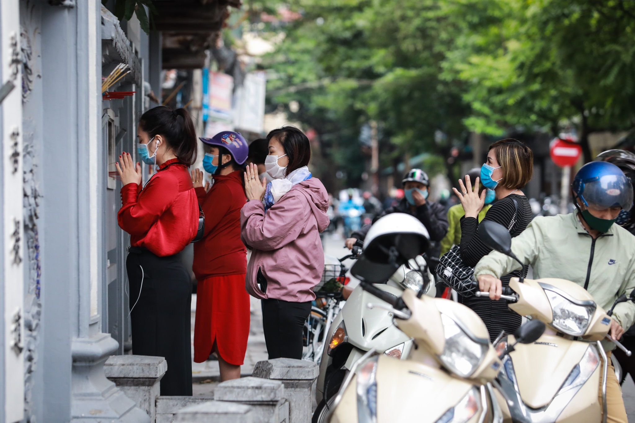 Nguoi dan tu tap vai vong tai den chua anh 2