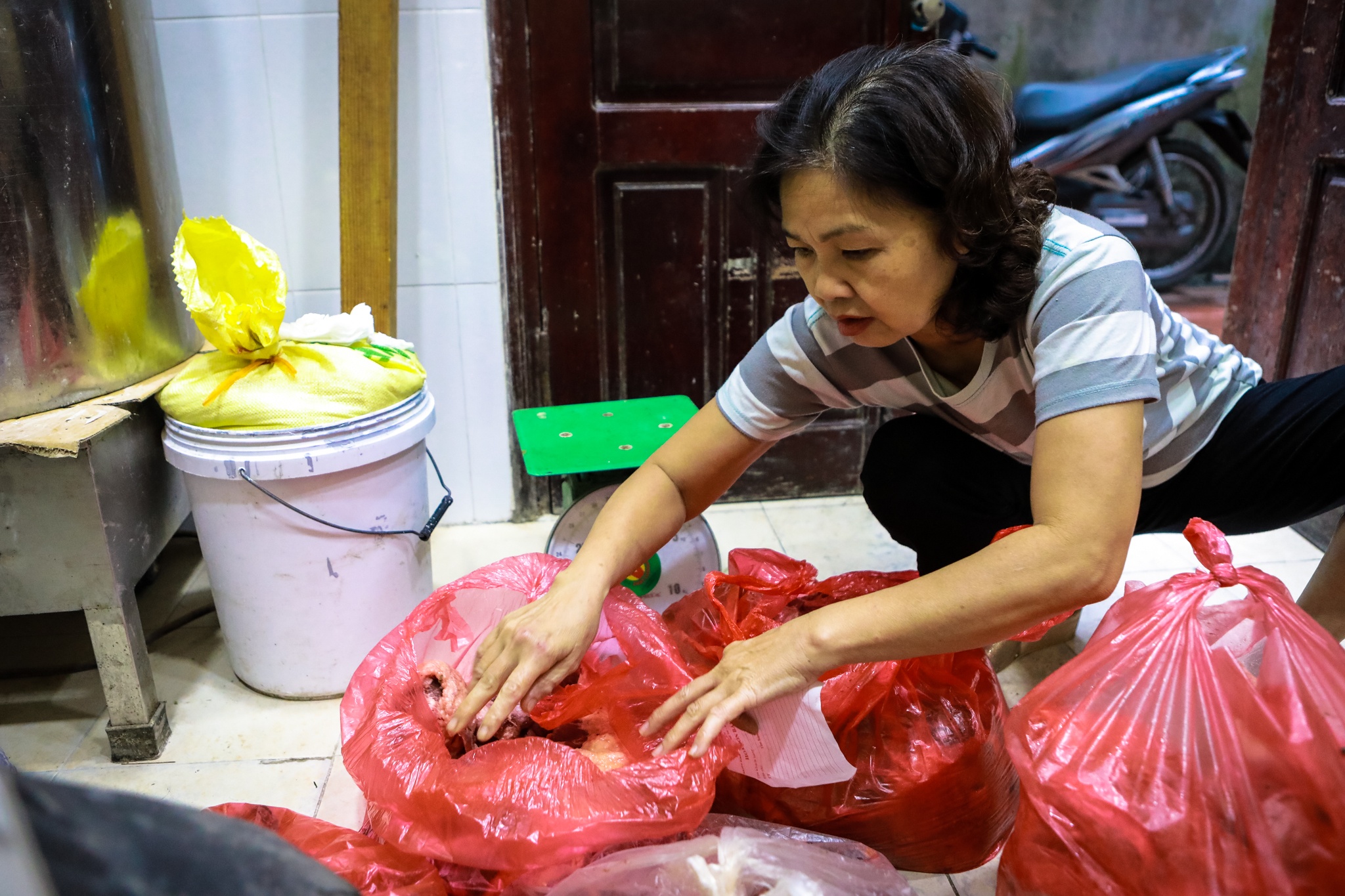 Nguoi Ha Noi doi mua di an pho anh 5