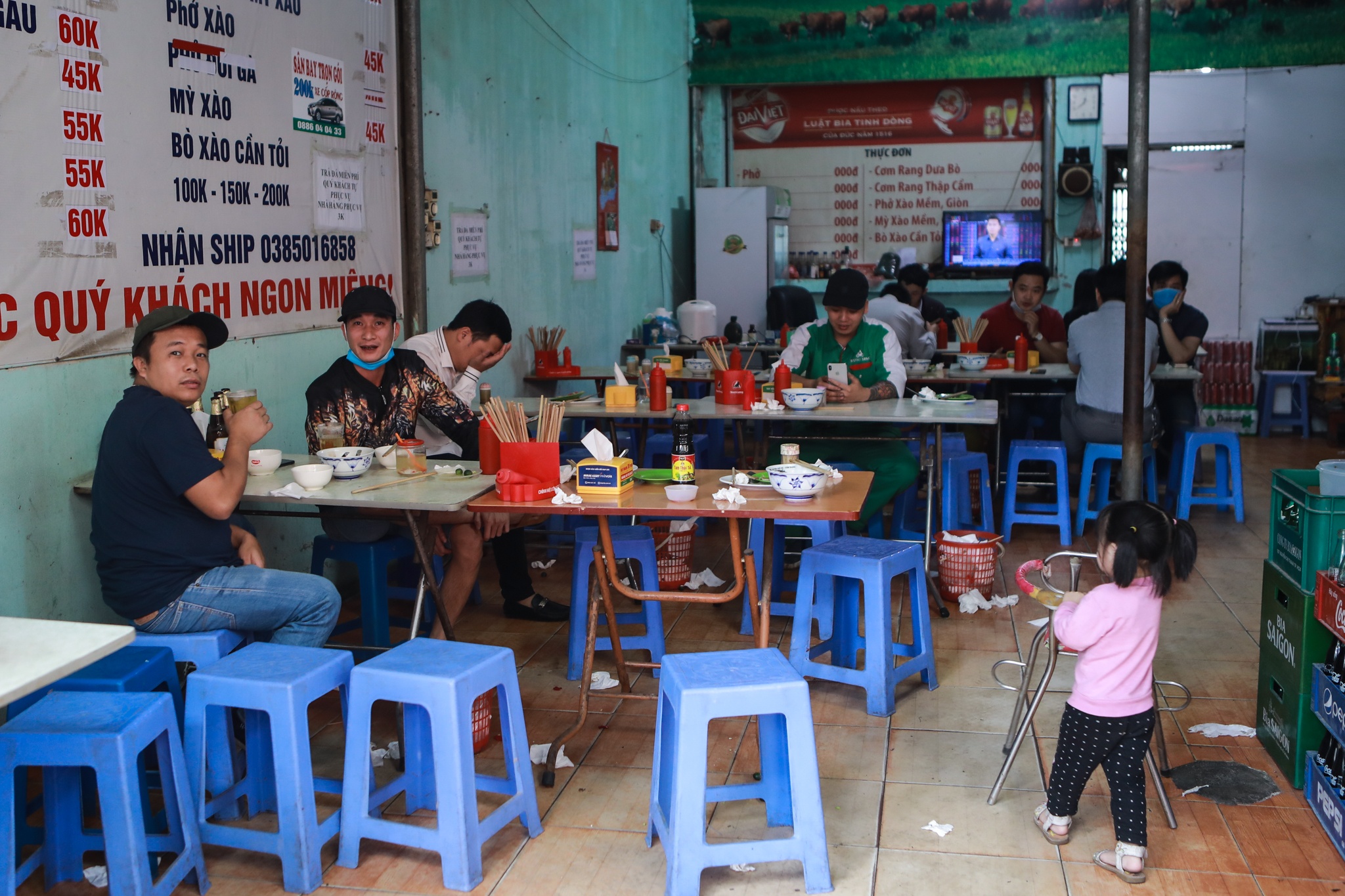 Quan com,  cafe dong duc vao buoi trua anh 3