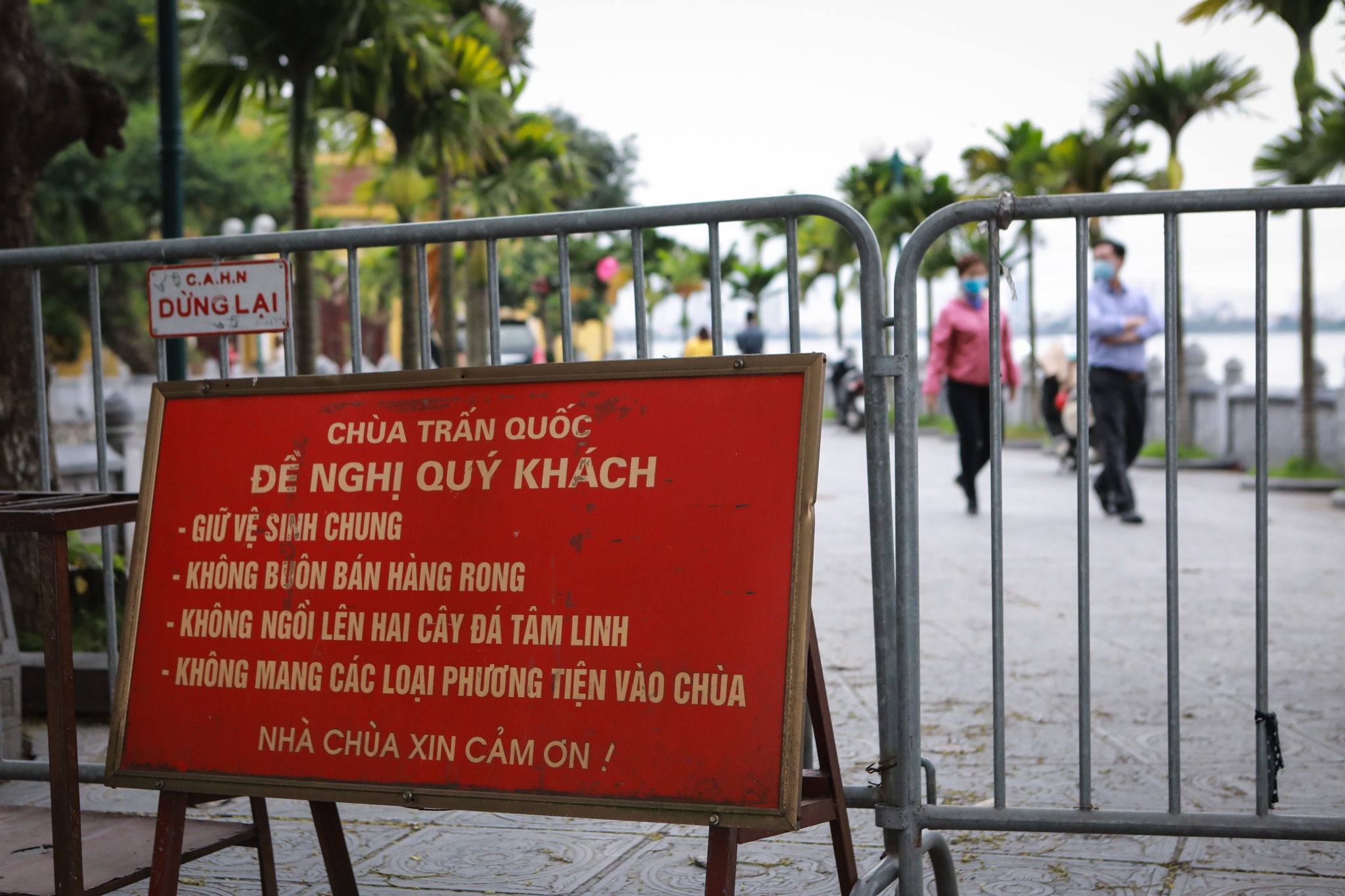 Nguoi dan tu tap vai vong tai den chua anh 3