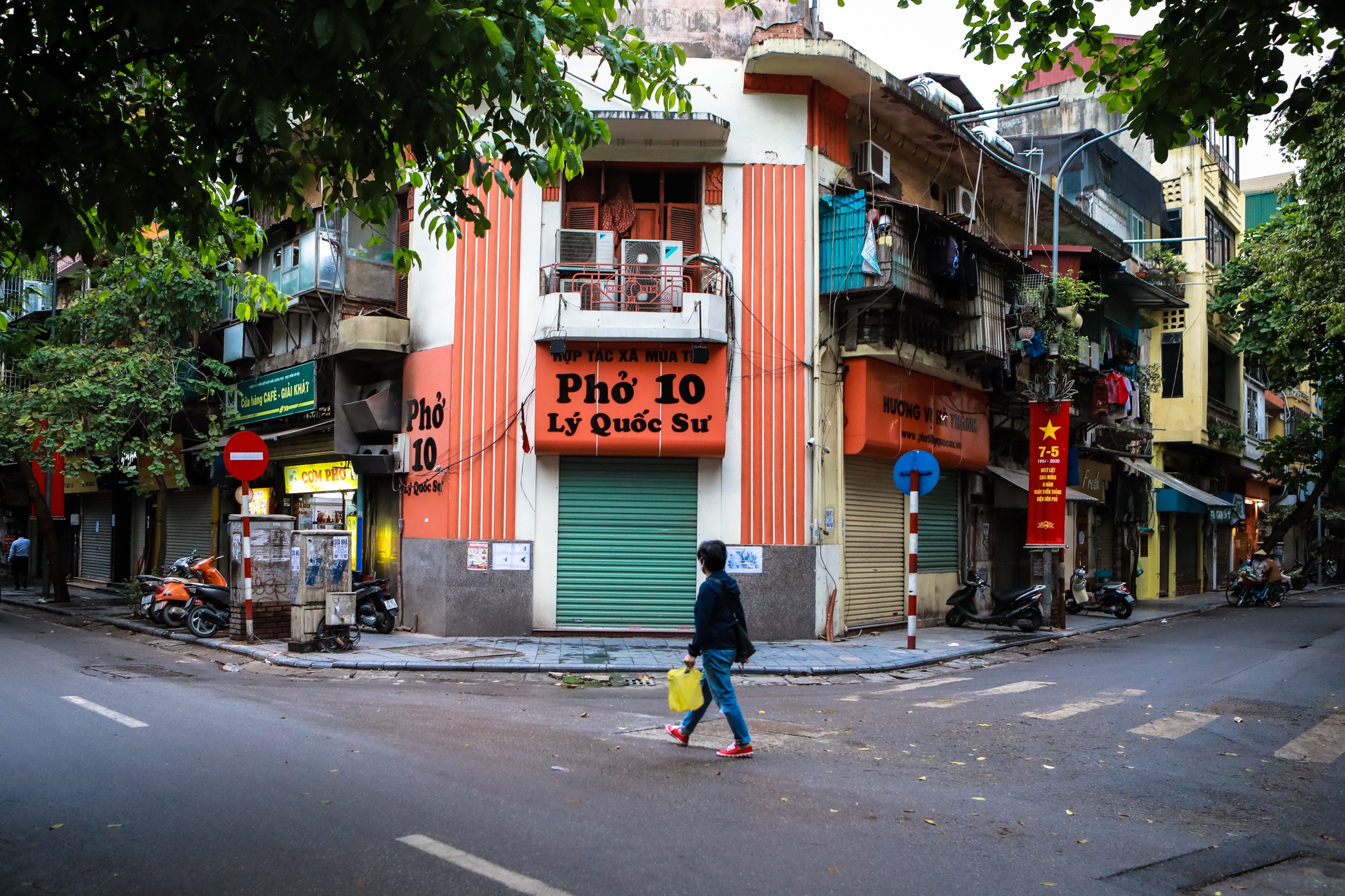 Người Hà Nội đội mưa đi ăn phở ảnh 6 Nguoi Ha Noi doi mua di an pho anh 6