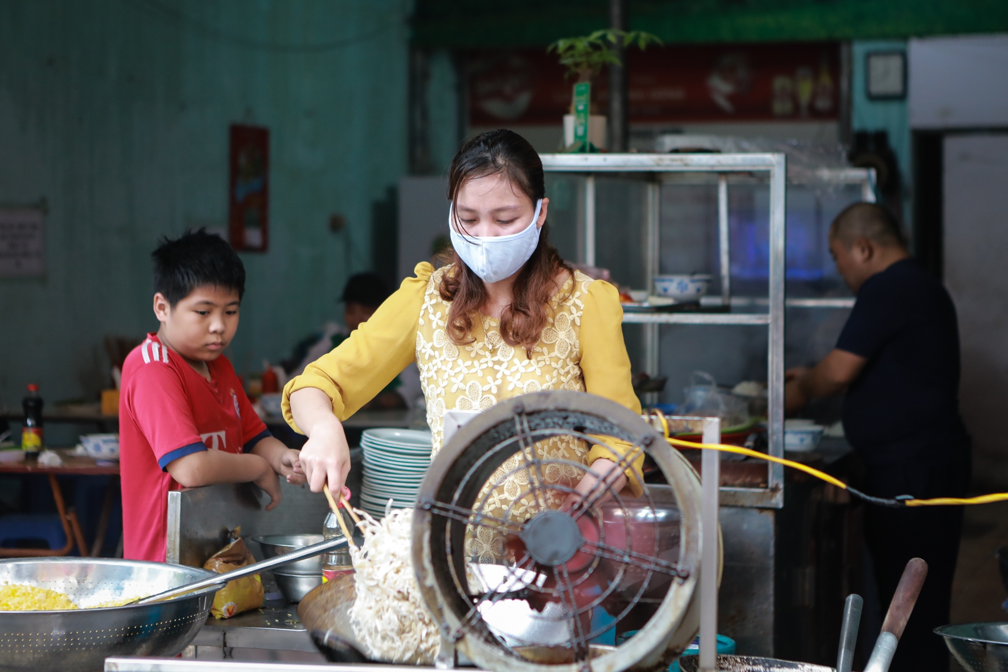 Quan com,  cafe dong duc vao buoi trua anh 5