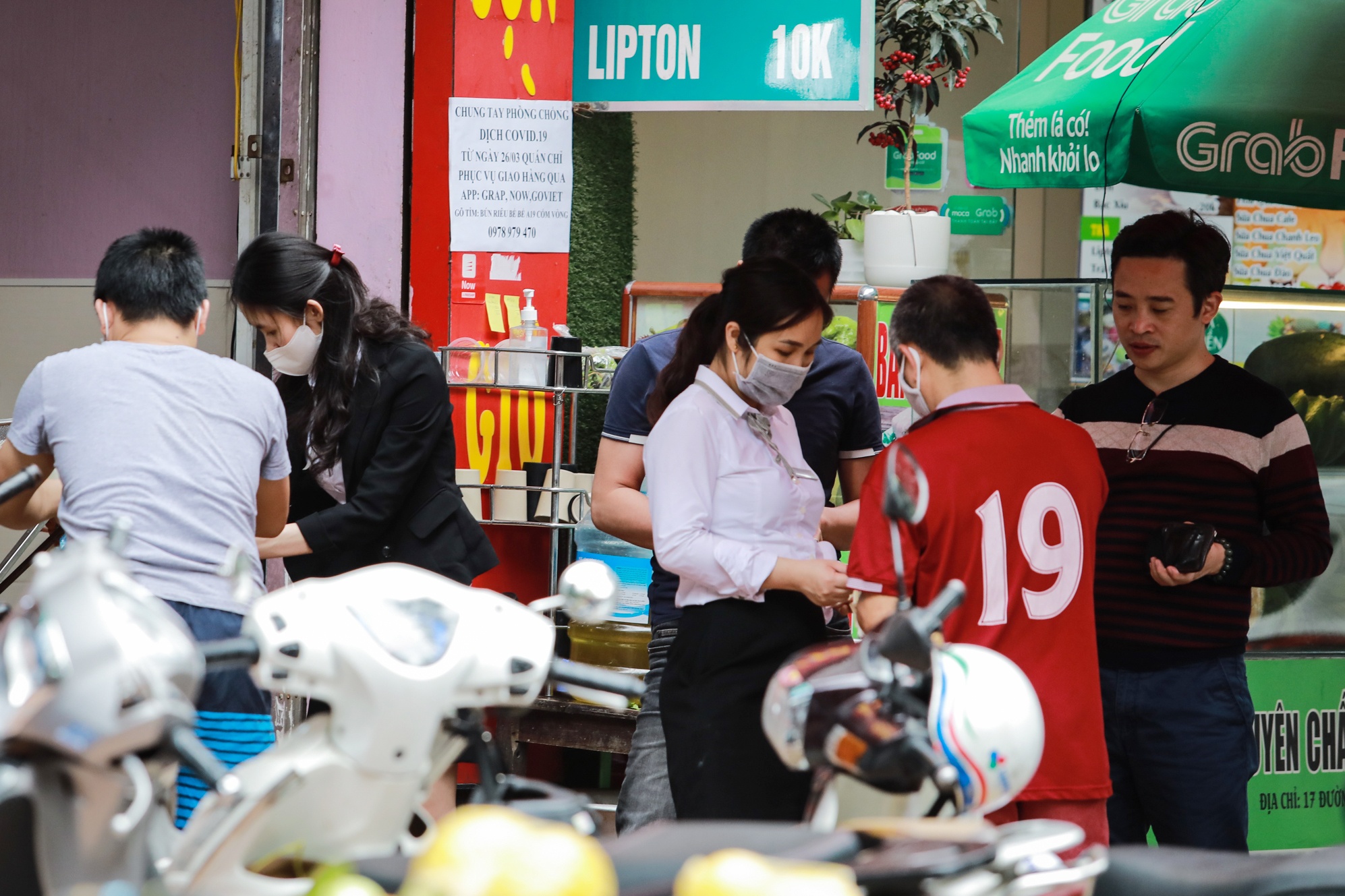 Quan com,  cafe dong duc vao buoi trua anh 4