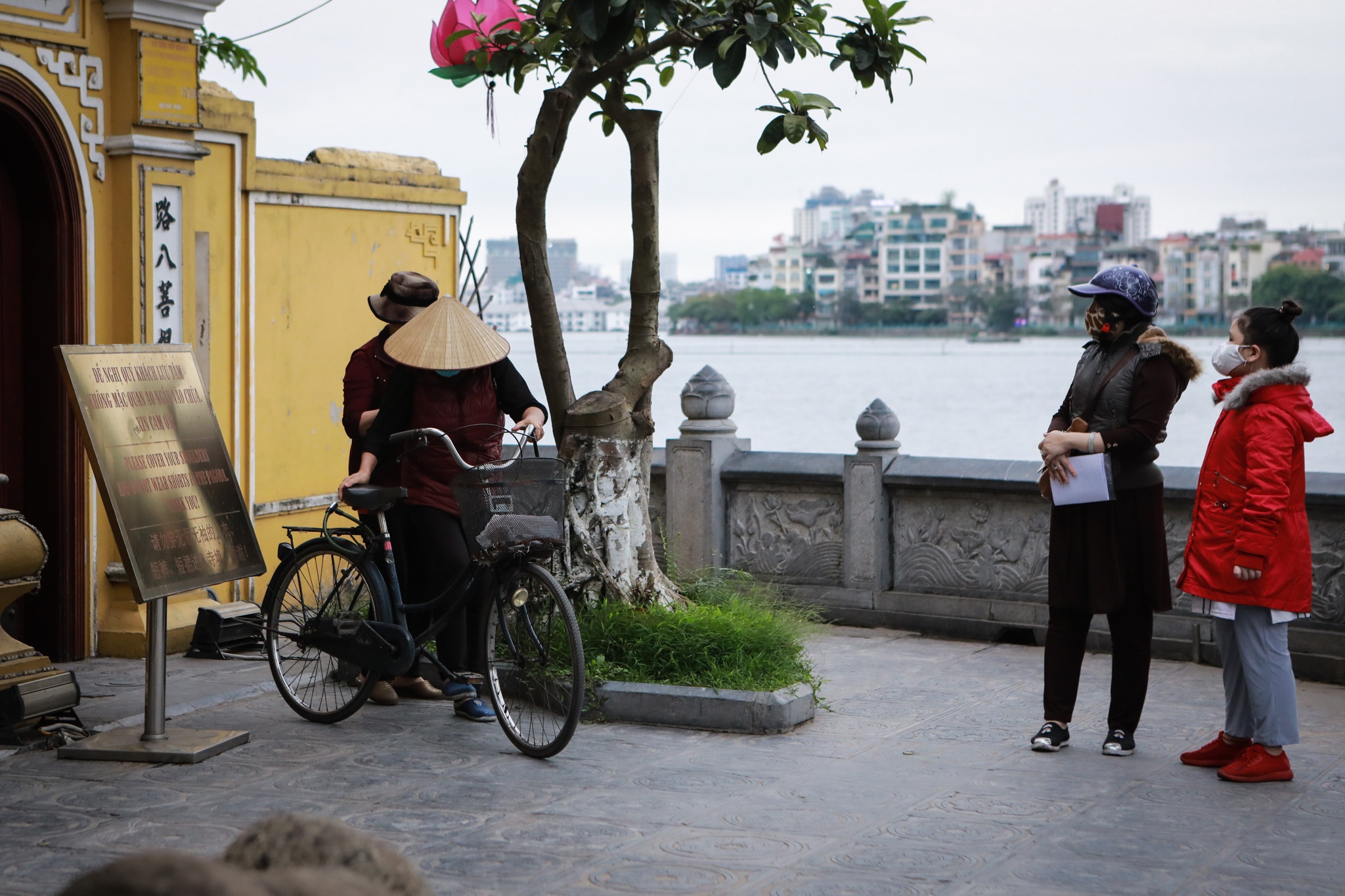 Nguoi dan tu tap vai vong tai den chua anh 5