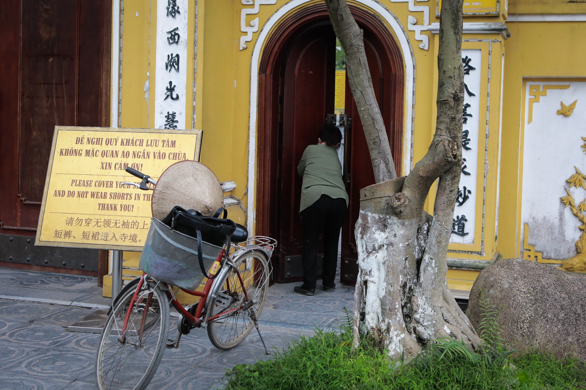 Nguoi dan tu tap vai vong tai den chua anh 6