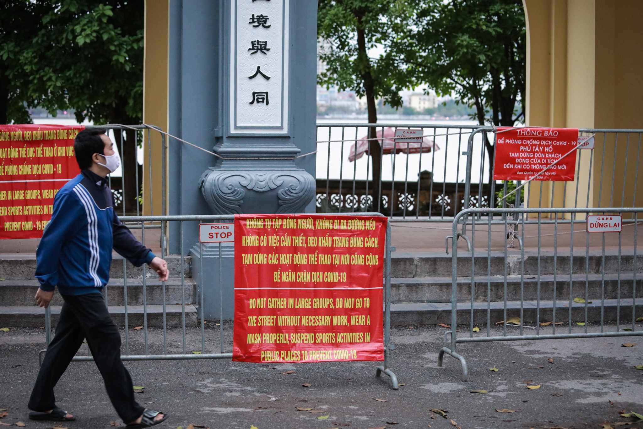 Nguoi dan tu tap vai vong tai den chua anh 7