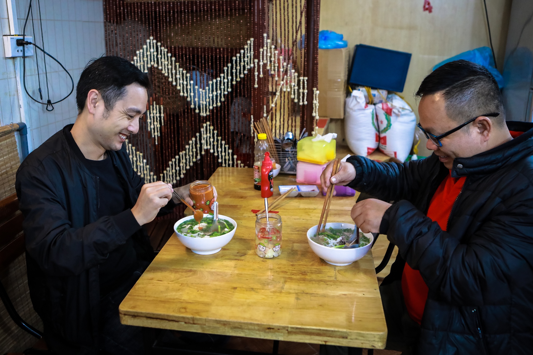 Người Hà Nội đội mưa đi ăn phở ảnh 10 Nguoi Ha Noi doi mua di an pho anh 10