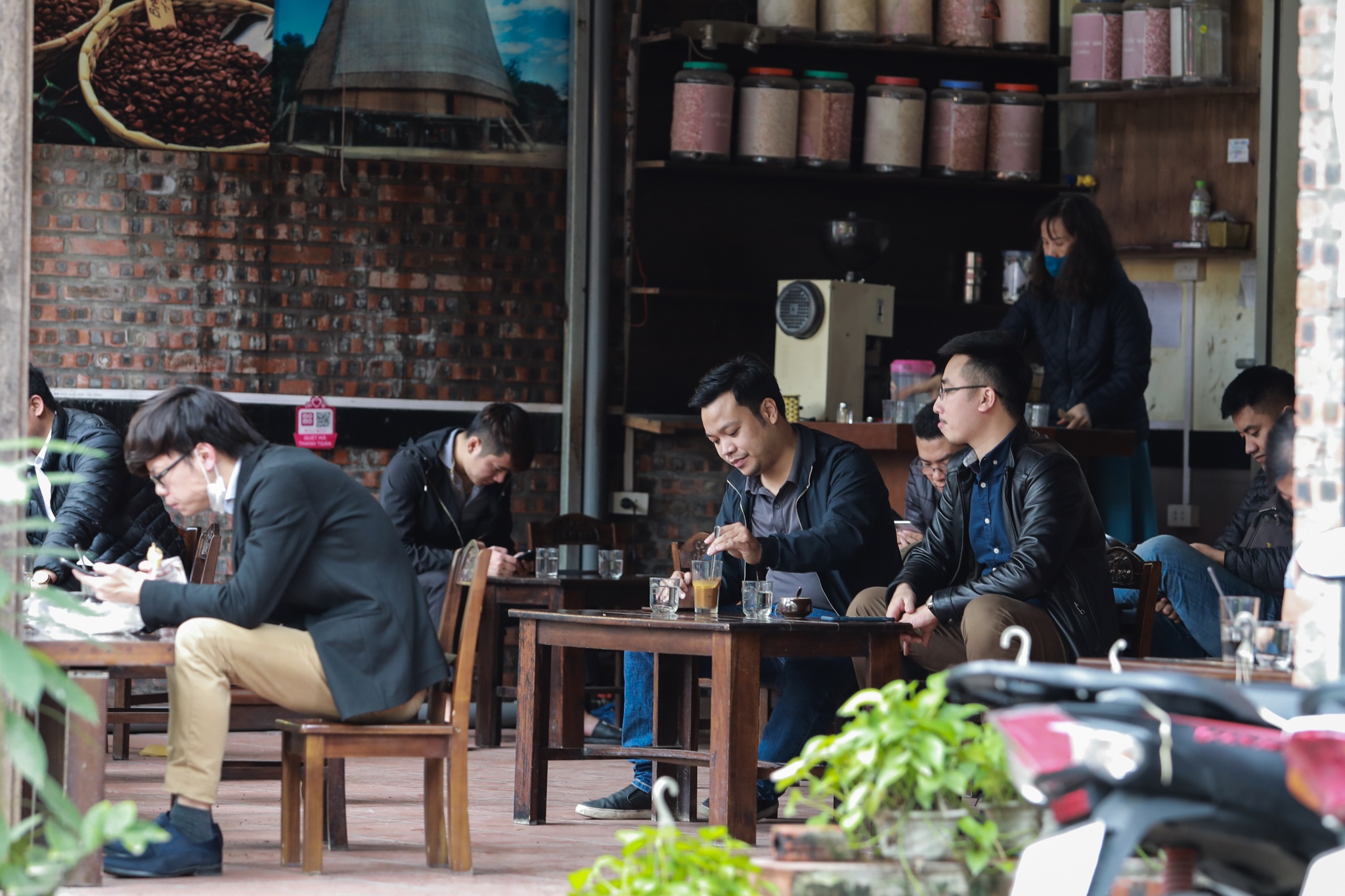 Quan com,  cafe dong duc vao buoi trua anh 9