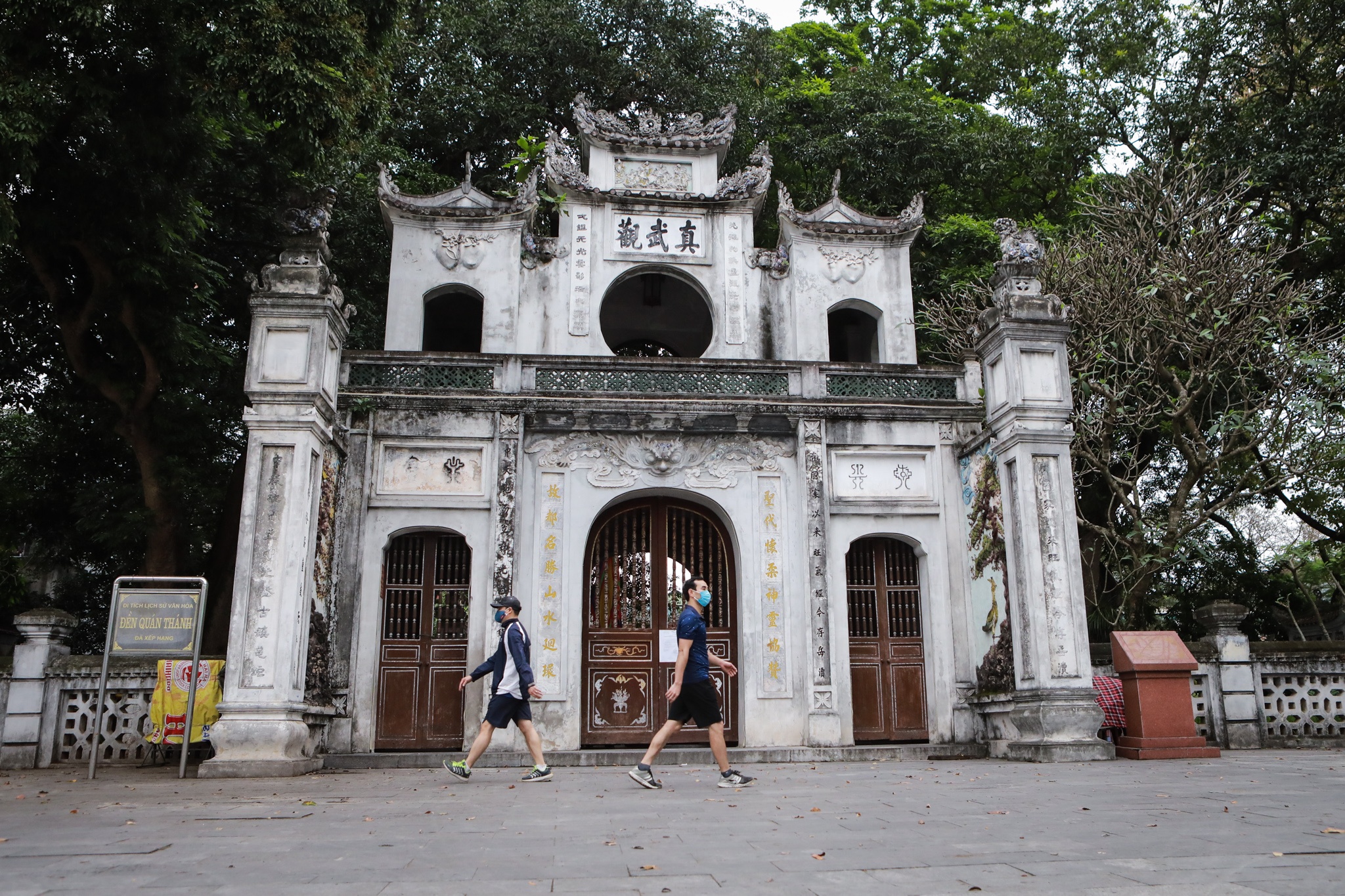 Nguoi dan tu tap vai vong tai den chua anh 8