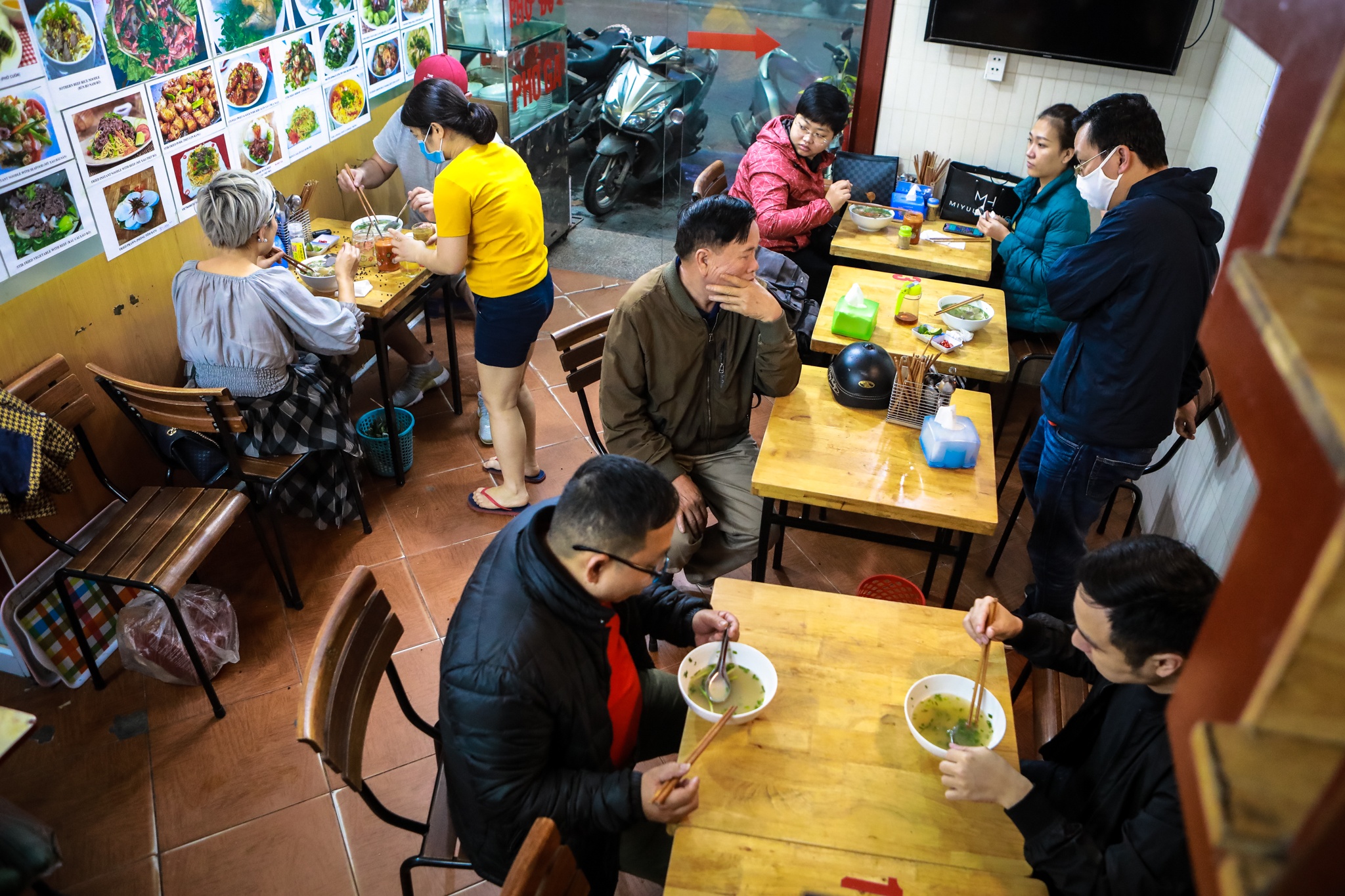 Nguoi Ha Noi doi mua di an pho anh 8