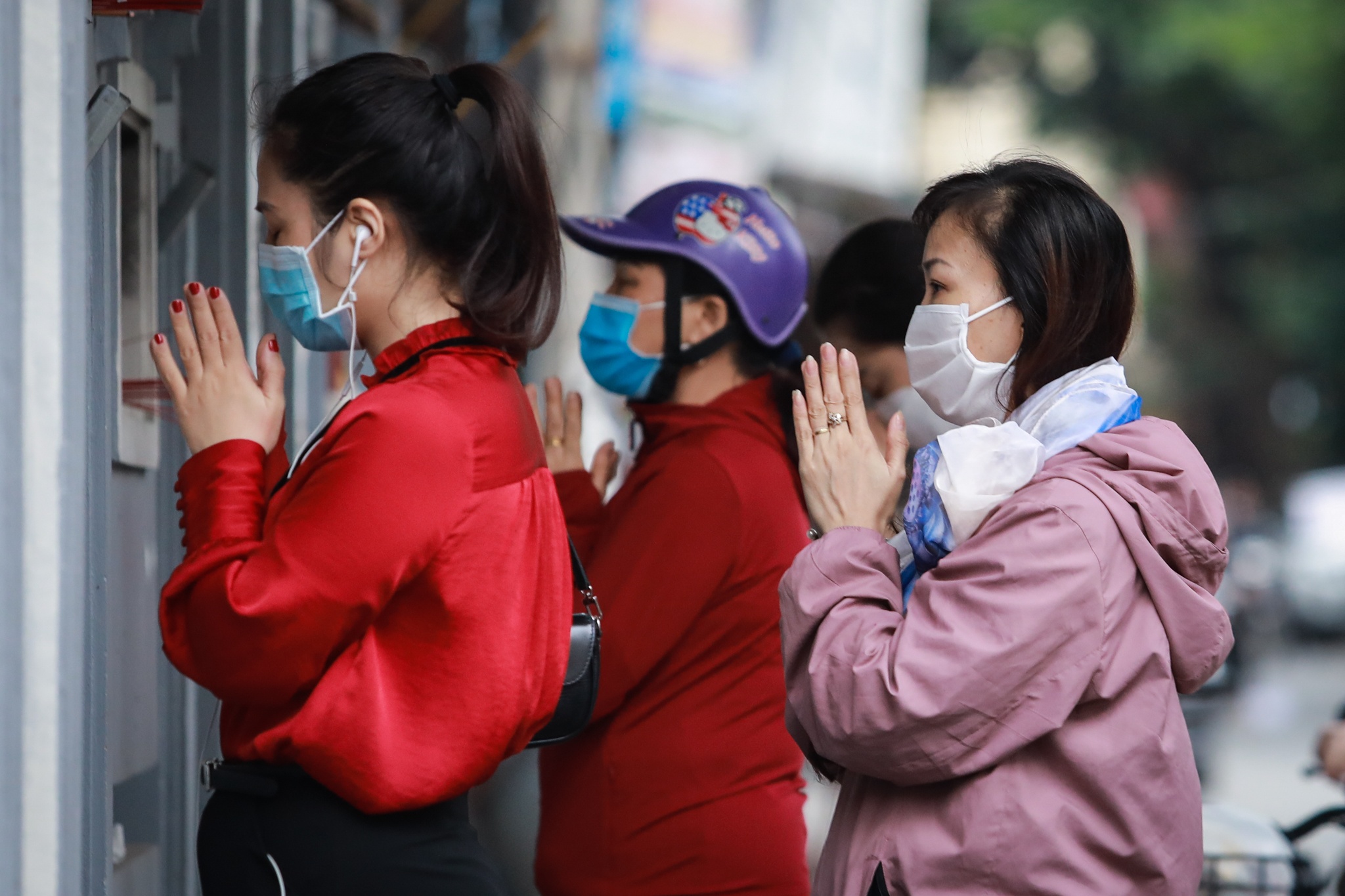 Nguoi Ha Noi tu tap vai vong qua bo tuong den, chua hinh anh