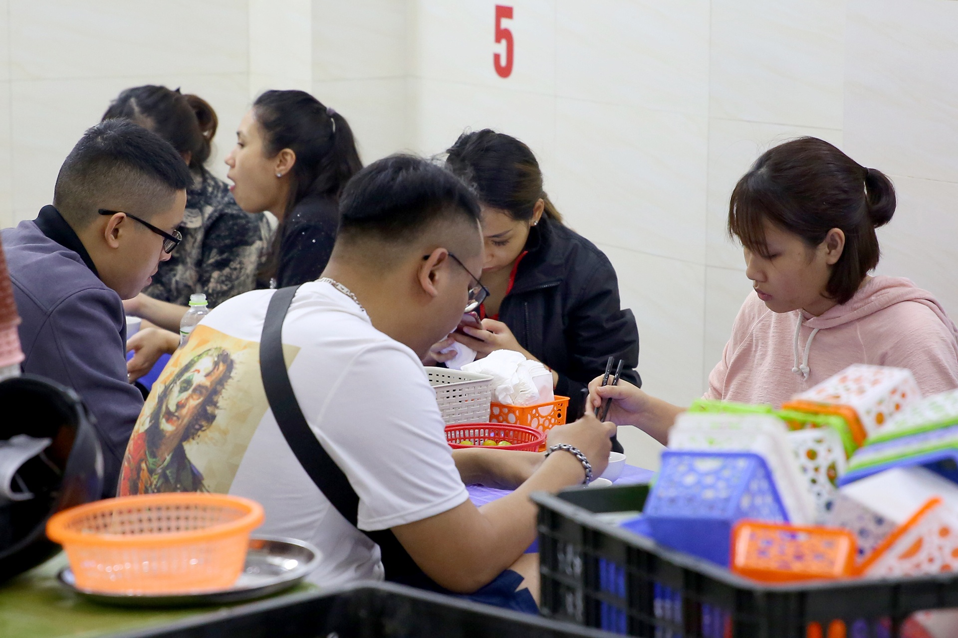 Quan com,  cafe dong duc vao buoi trua anh 7