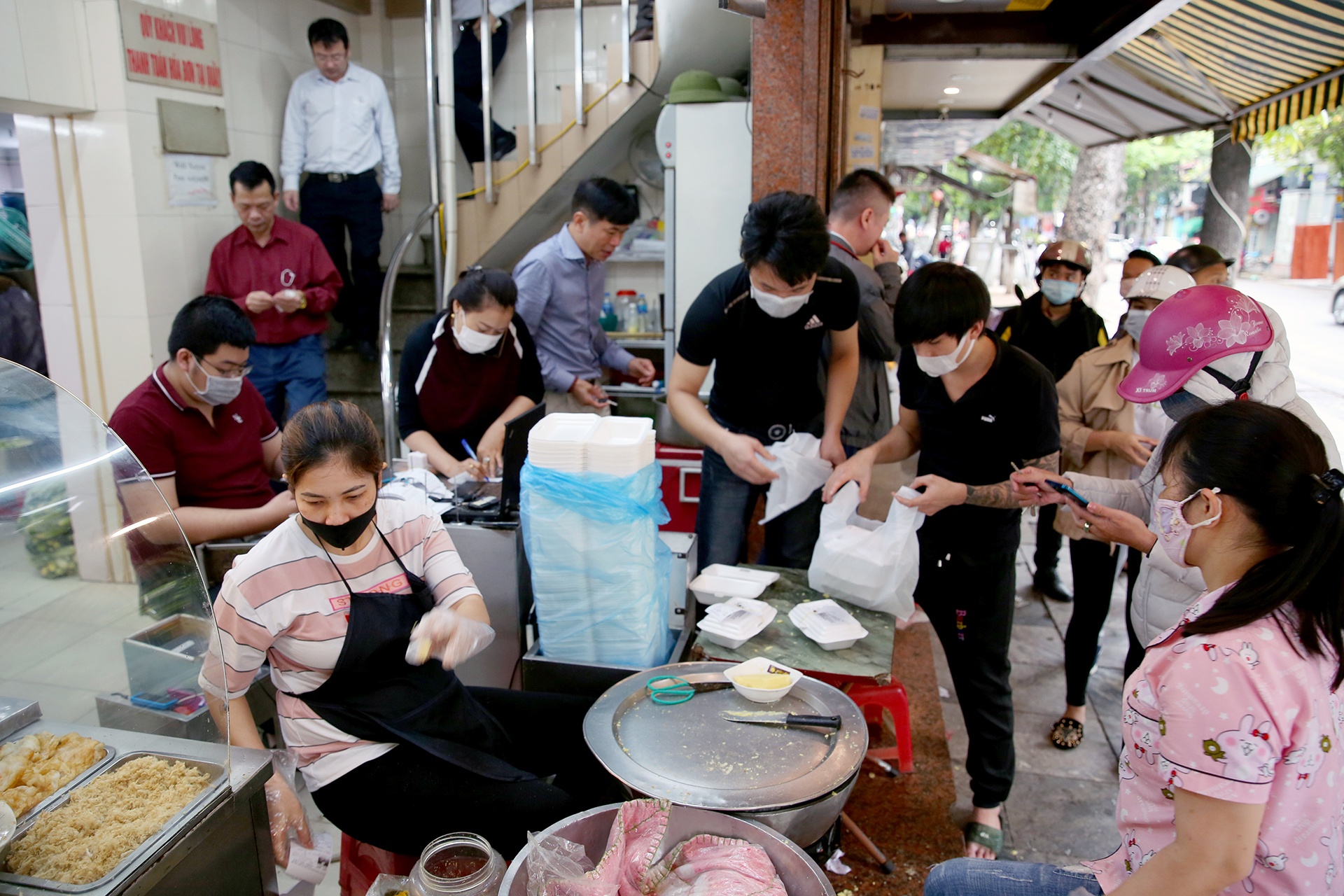 Quan com,  cafe dong duc vao buoi trua anh 1