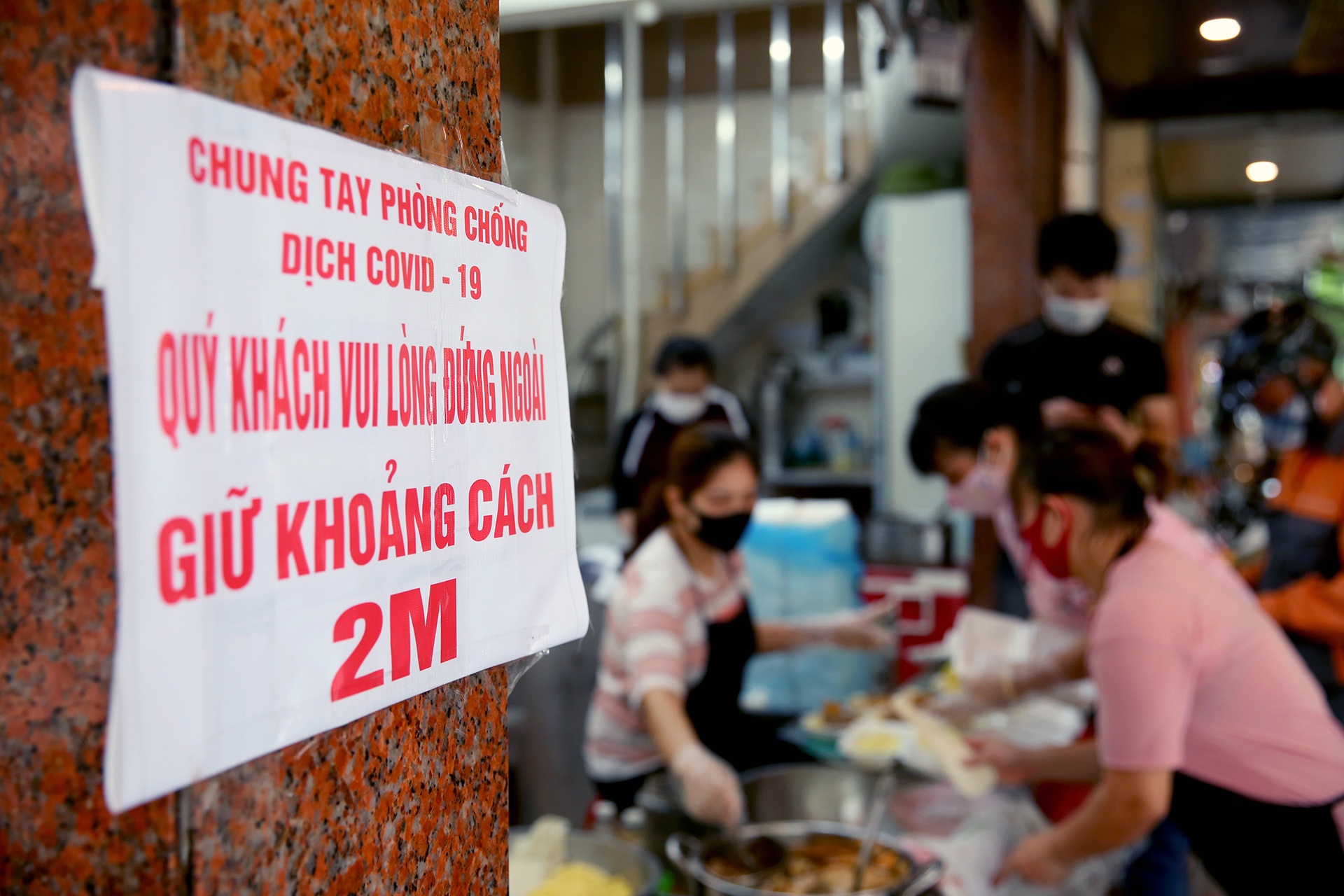 Quan com,  cafe dong duc vao buoi trua anh 8