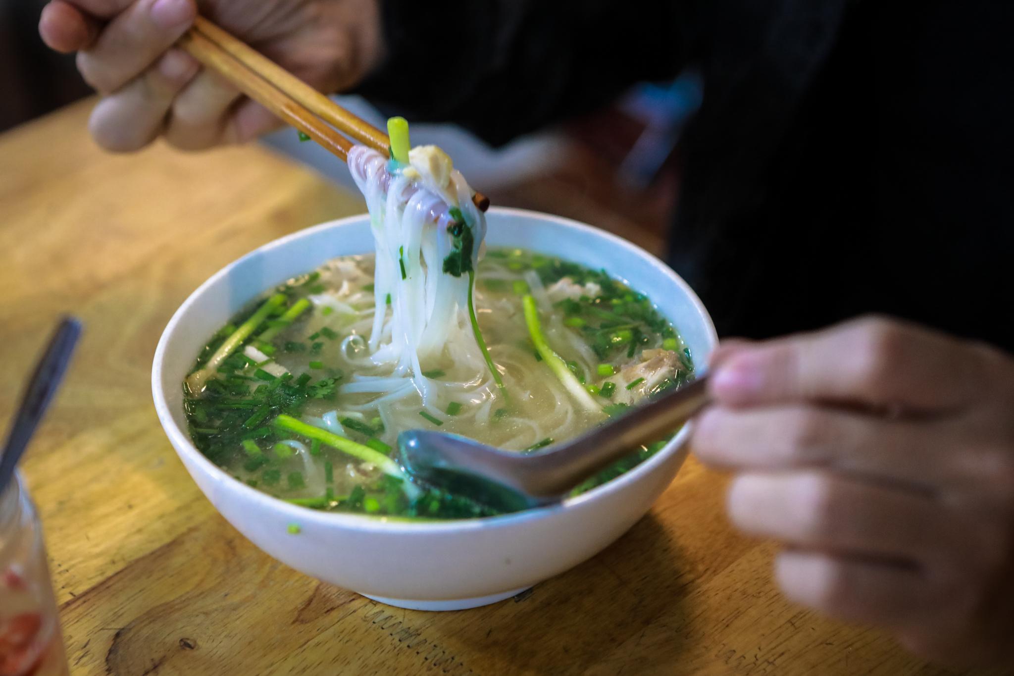 Nguoi Ha Noi doi mua di an pho anh 11