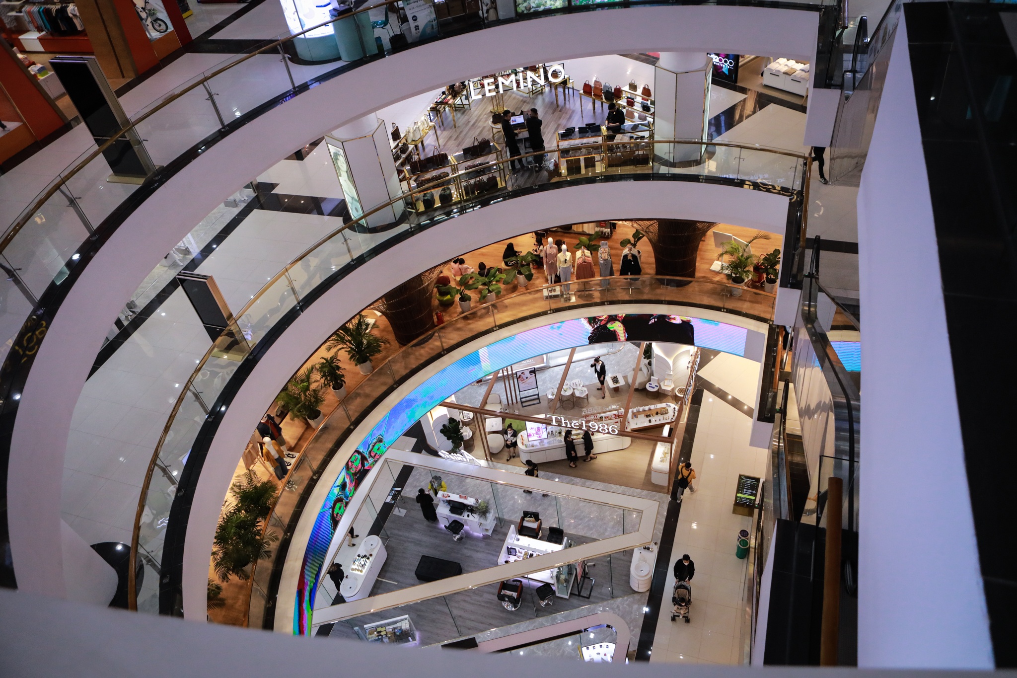 Giới trẻ đổ xô đến trung tâm thương mại khi hết cách ly xã hội ảnh 1 Gioi tre do xo den trung tam thuong mai khi het cach ly xa hoi anh 1