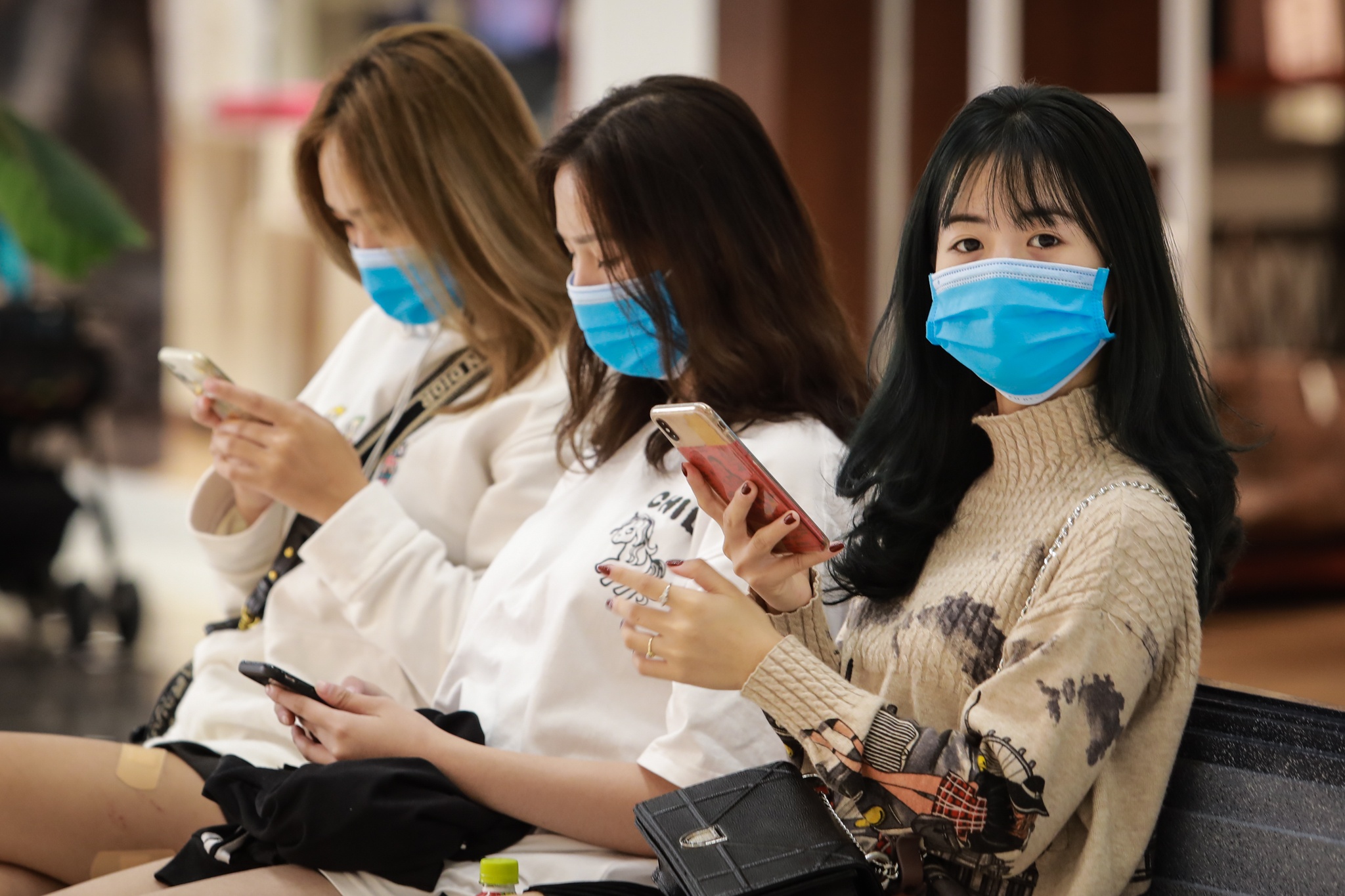 Trung tam thuong mai cuoi tuan, noi lac dac, cho dong nguoi hinh anh