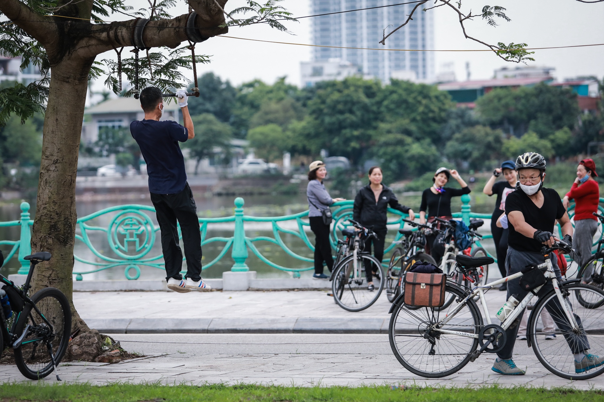Bai co phu Tay Ho dong kin ngay cuoi tuan anh 9