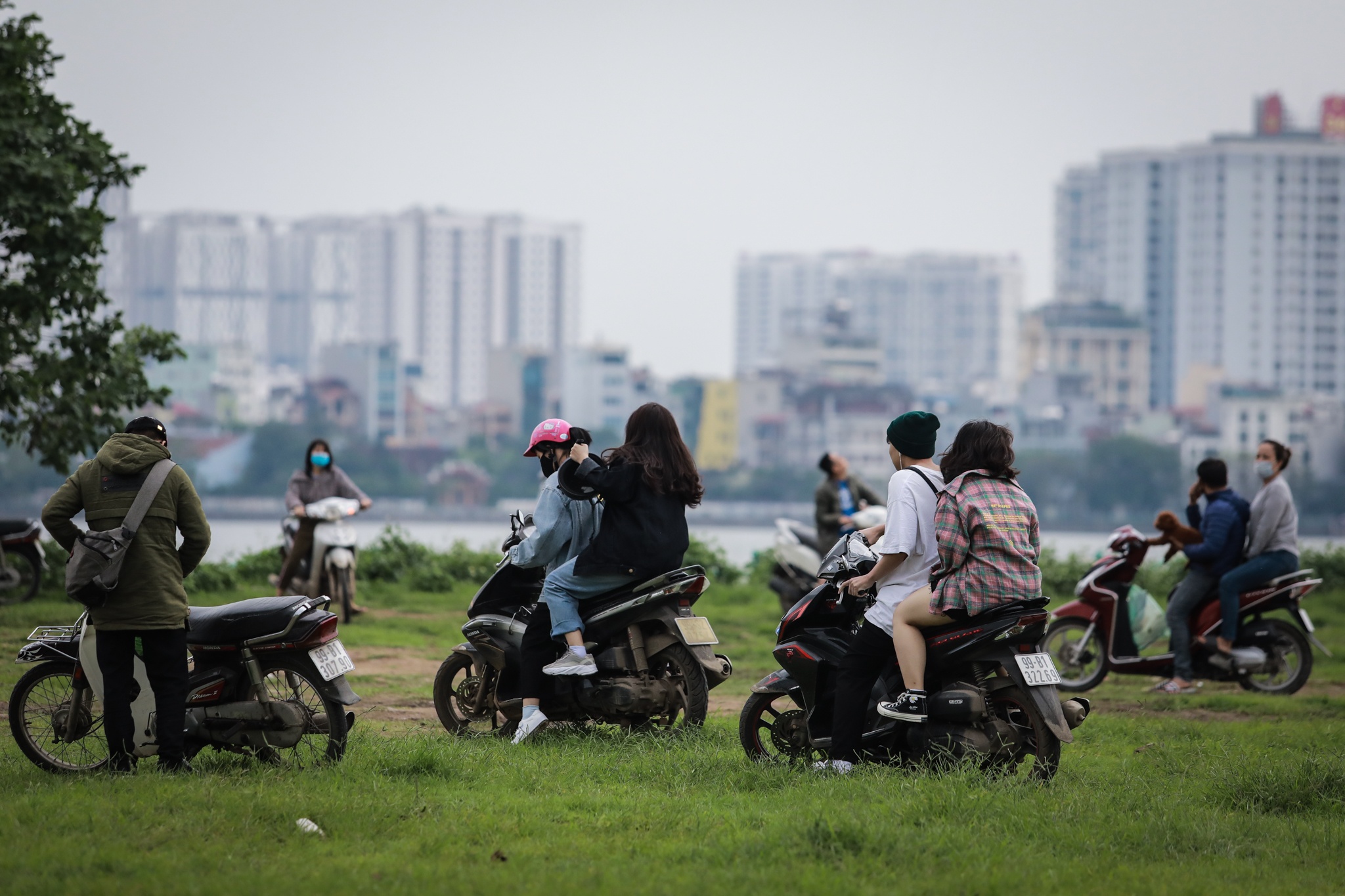 Bai co phu Tay Ho dong kin ngay cuoi tuan anh 12