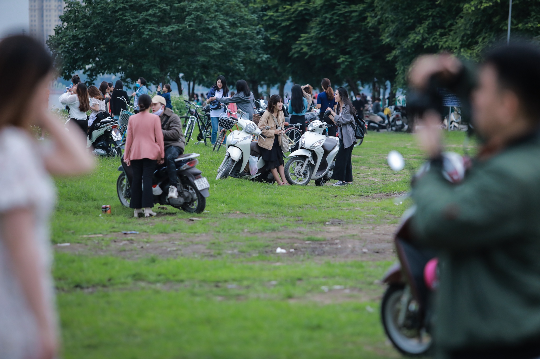 Bai co phu Tay Ho dong kin ngay cuoi tuan anh 1