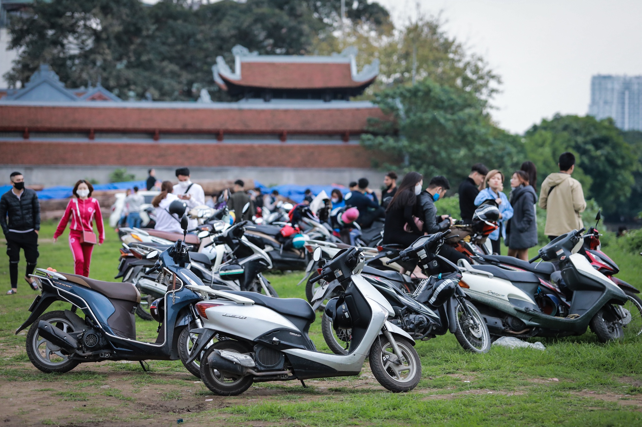 Bai co phu Tay Ho dong kin ngay cuoi tuan anh 2