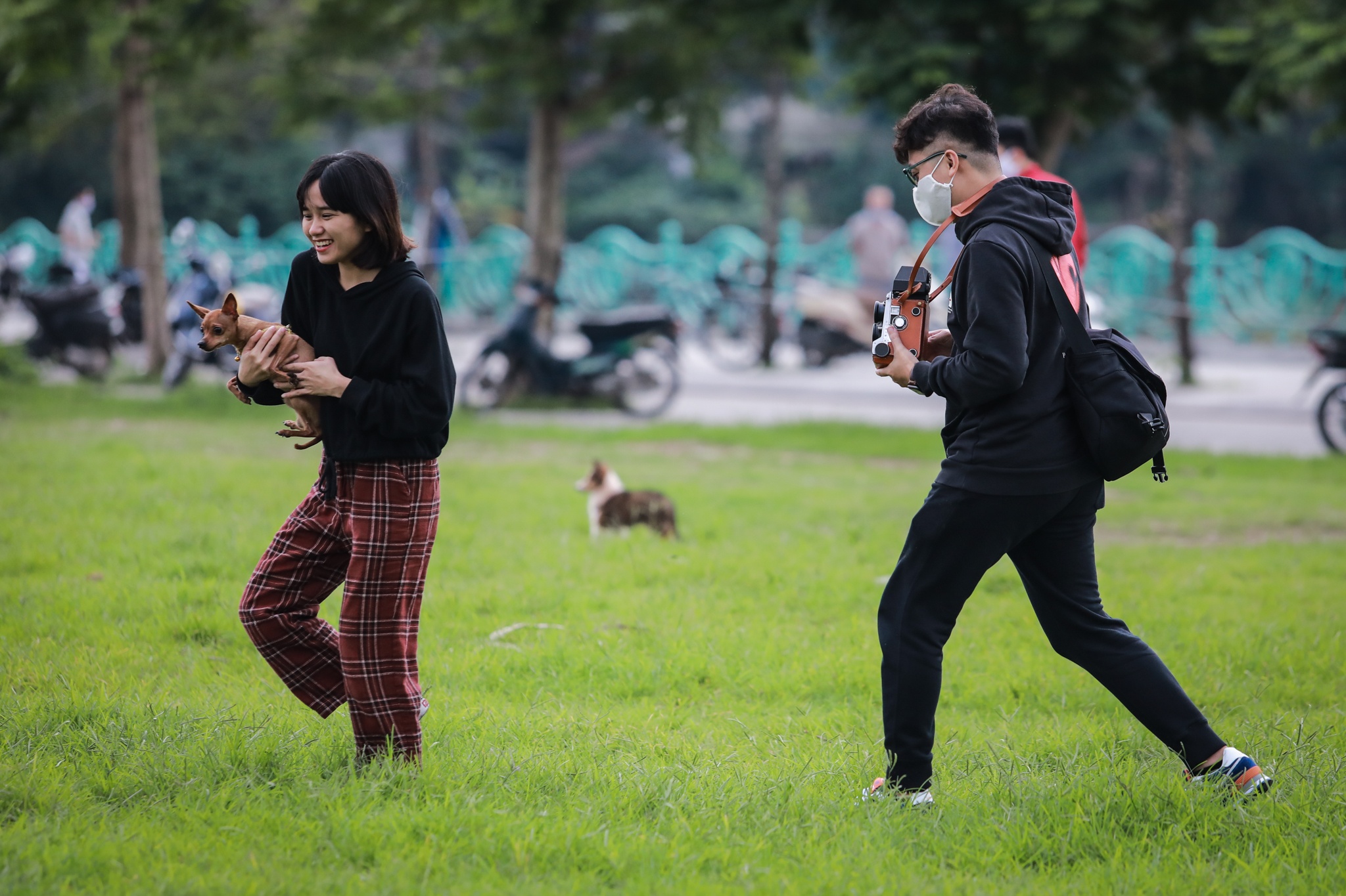 Bãi cỏ phủ Tây Hồ đông kín ngày cuối tuần ảnh 6 Bai co phu Tay Ho dong kin ngay cuoi tuan anh 6