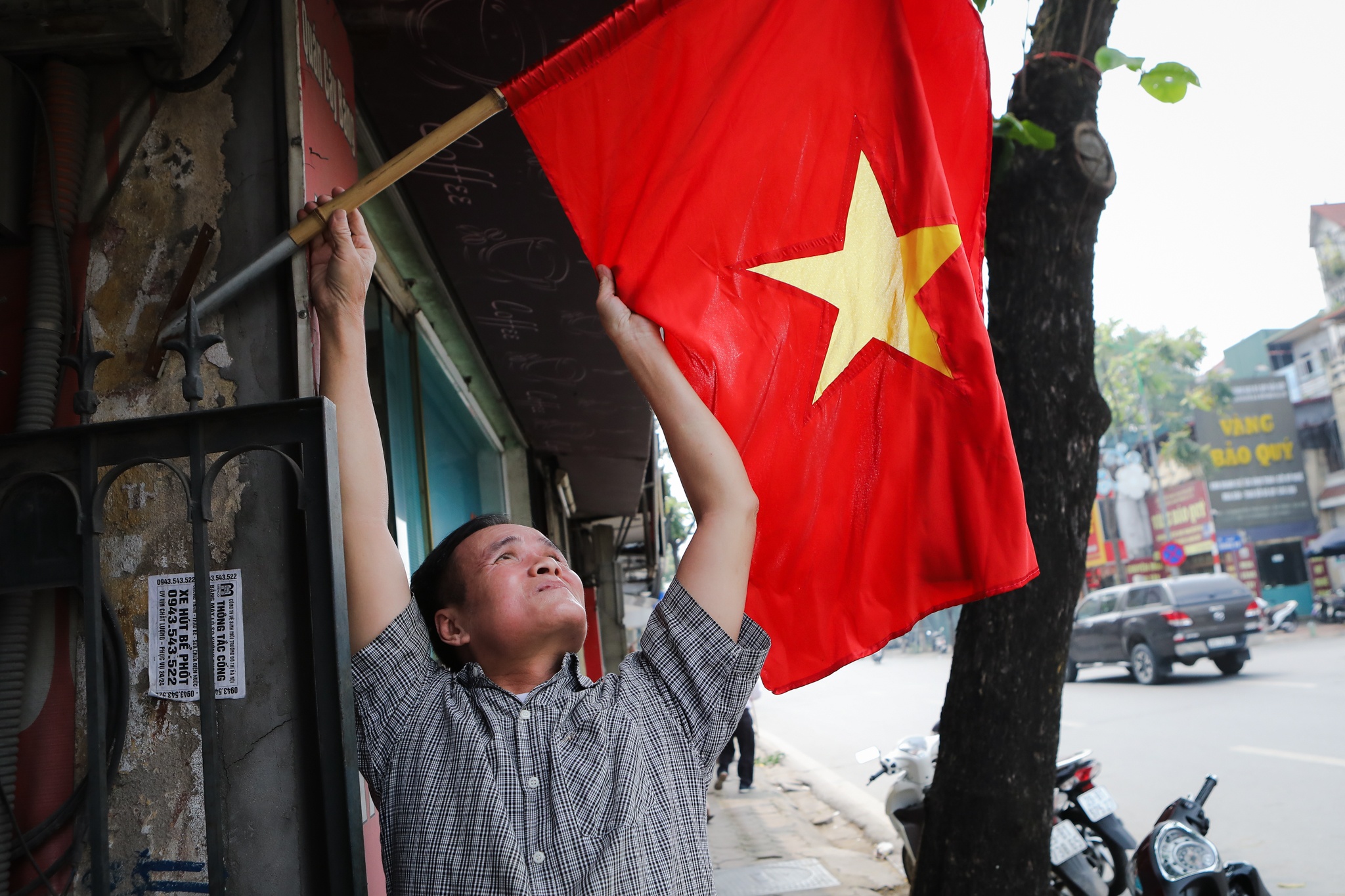 Ha Noi ruc ro co hoa chao don 30/4 hinh anh