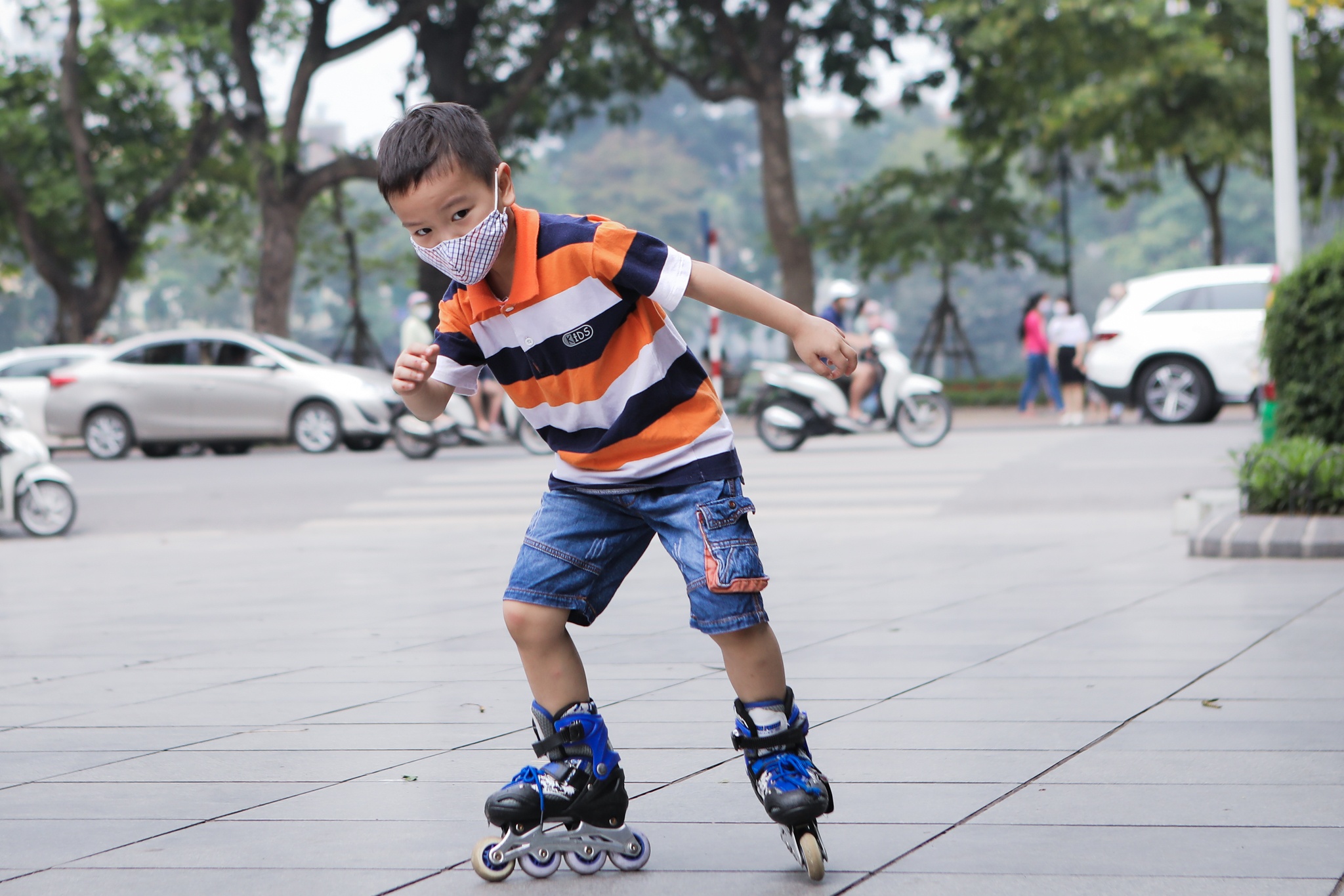 Tre em bam rao khi khu vui choi dong cua dip le 30/4 anh 12