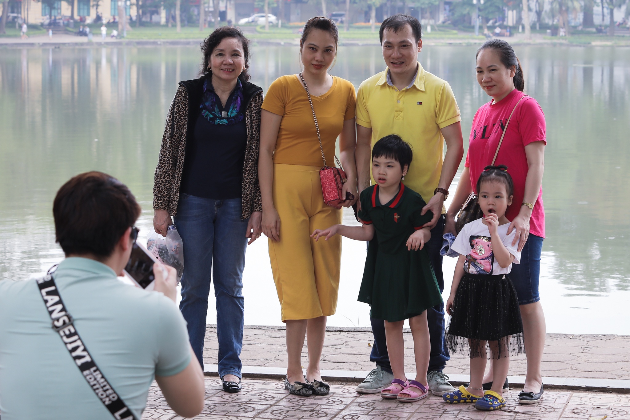 Tre em bam rao khi khu vui choi dong cua dip le 30/4 anh 11