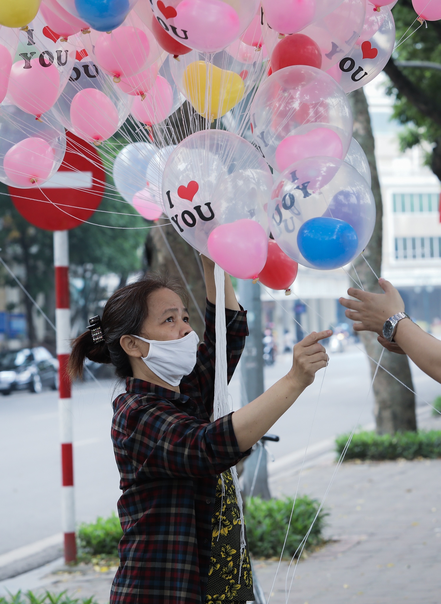 Tre em bam rao khi khu vui choi dong cua dip le 30/4 anh 13