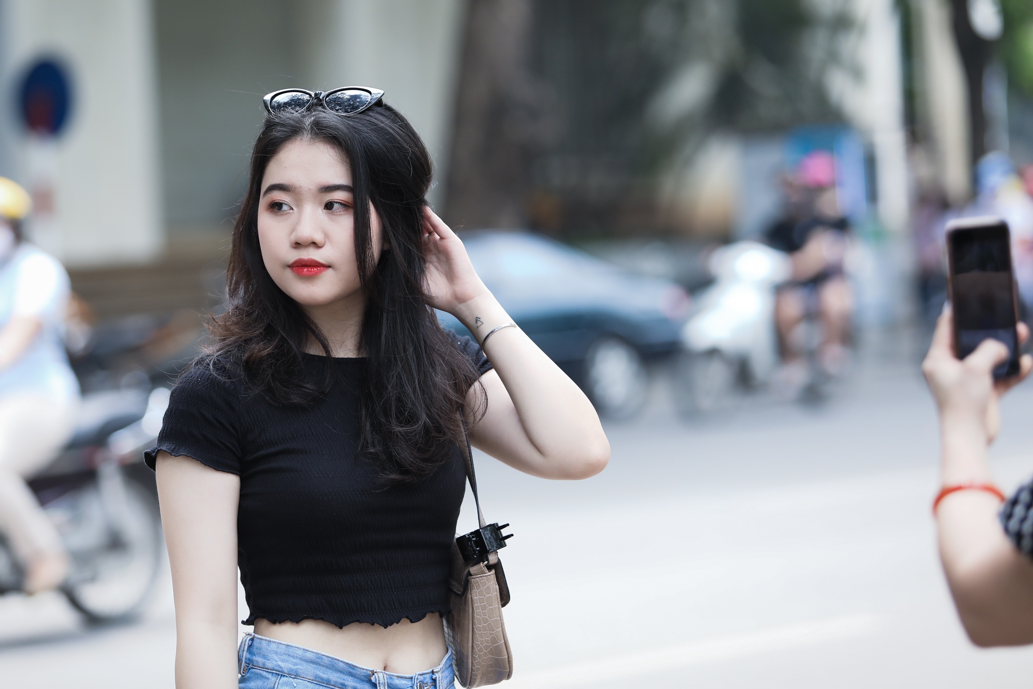 Tre em bam rao khi khu vui choi dong cua dip le 30/4 anh 14