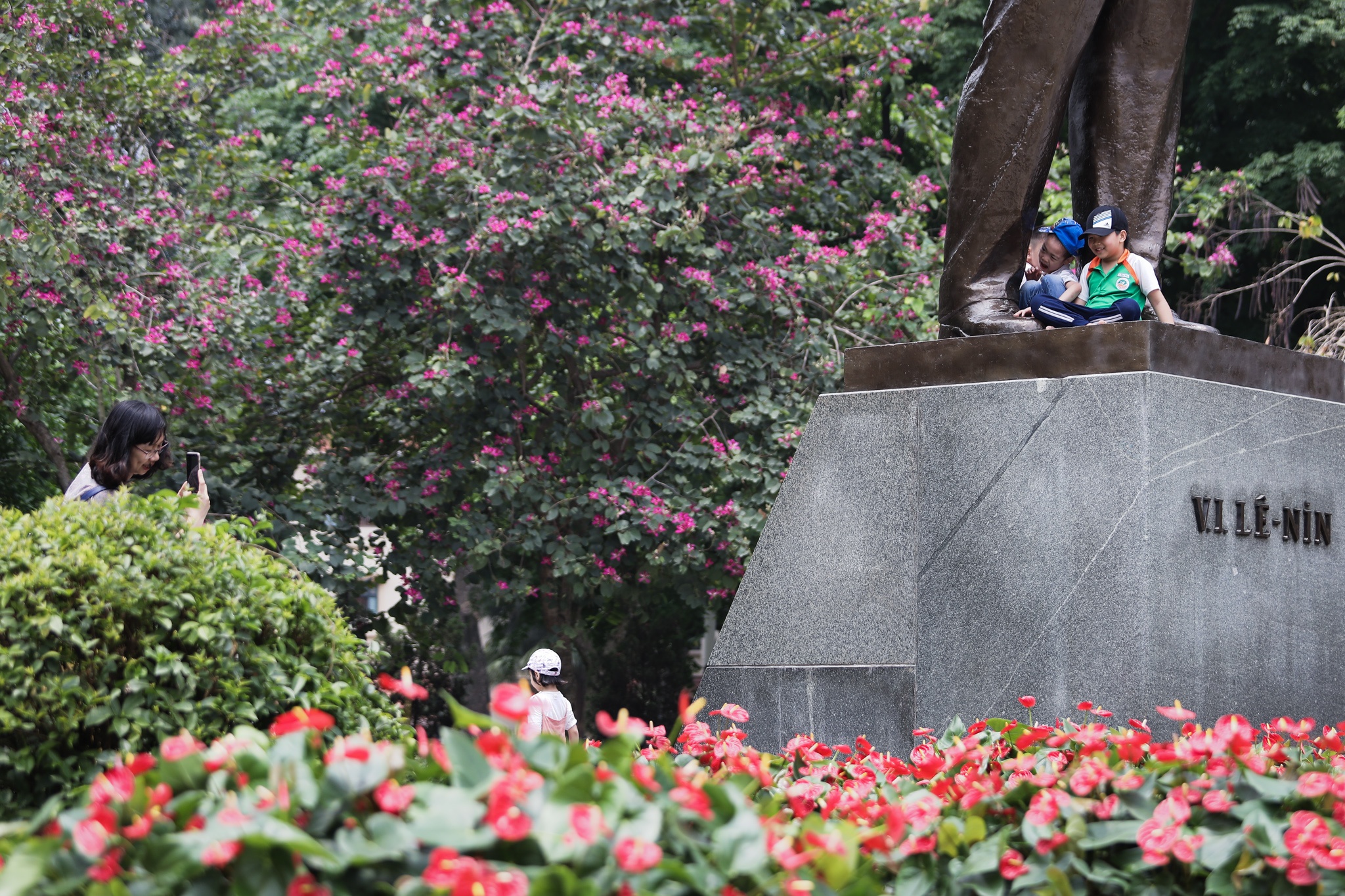 Tre em bam rao khi khu vui choi dong cua dip le 30/4 anh 10