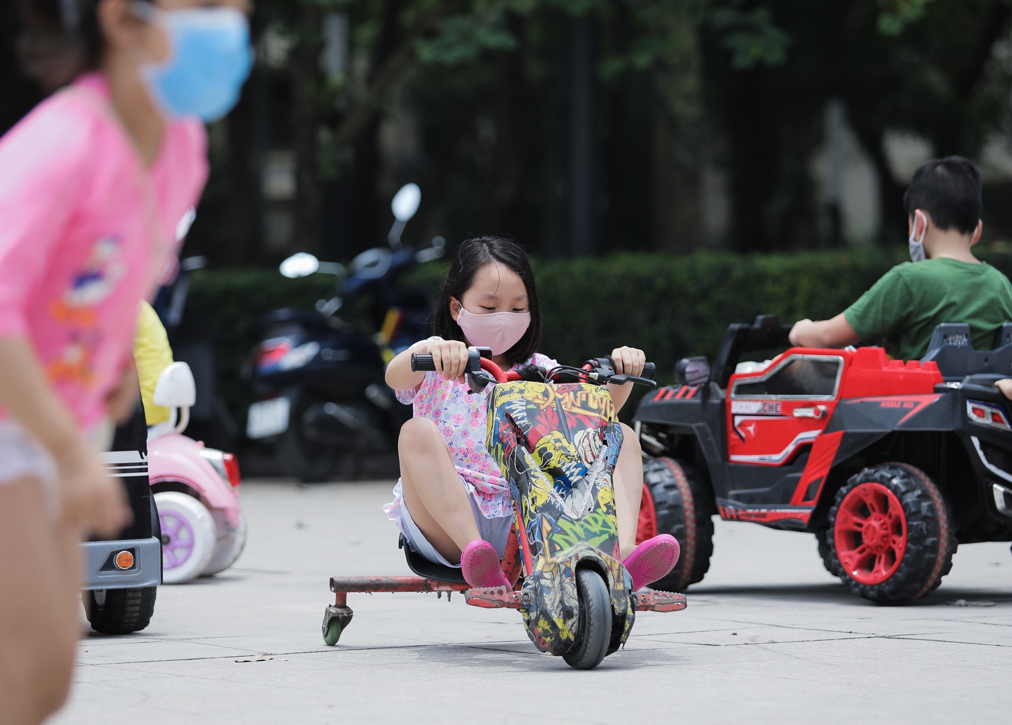 Tre em bam rao khi khu vui choi dong cua dip le 30/4 anh 9