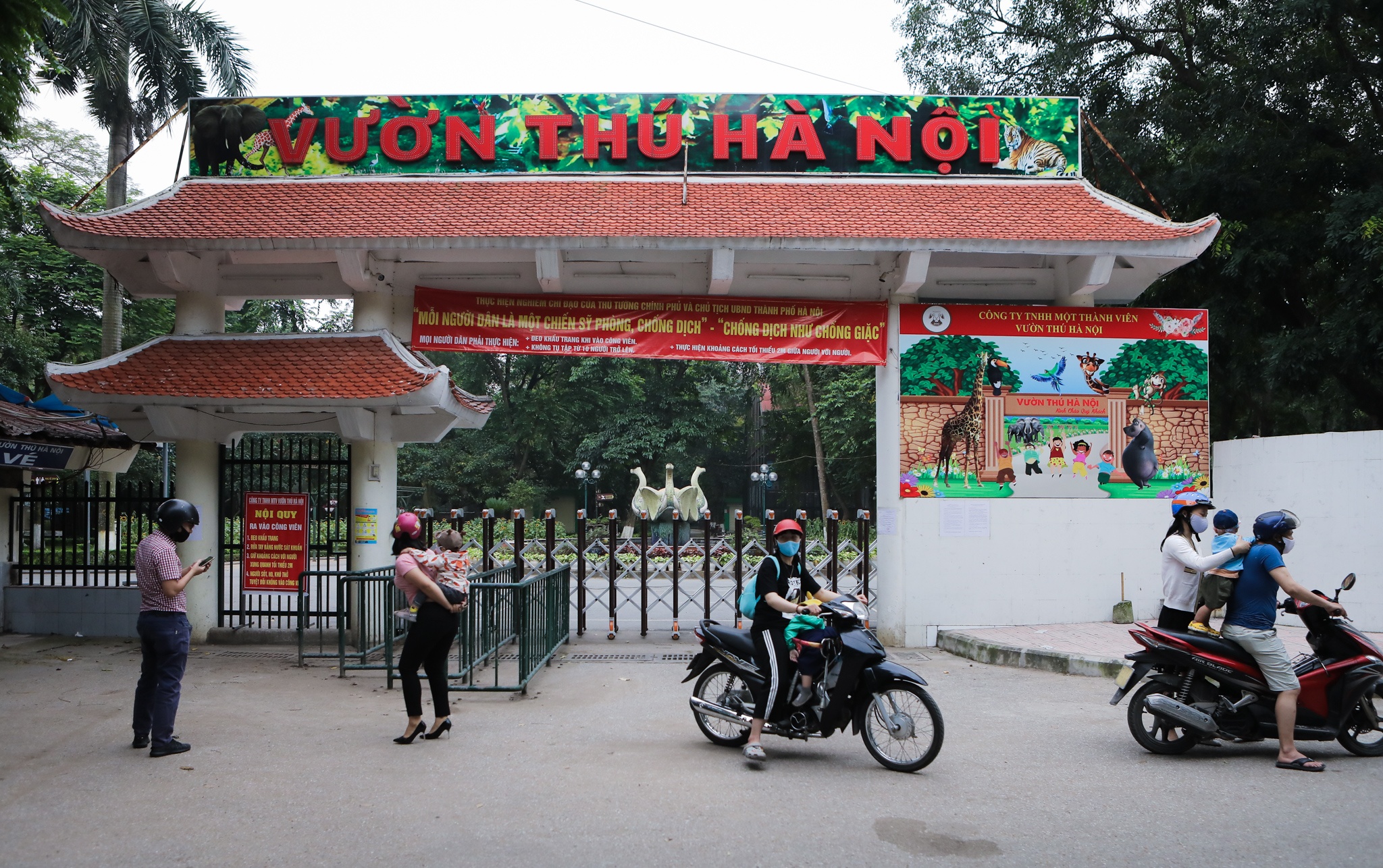 Tre em bam rao khi khu vui choi dong cua dip le 30/4 anh 1