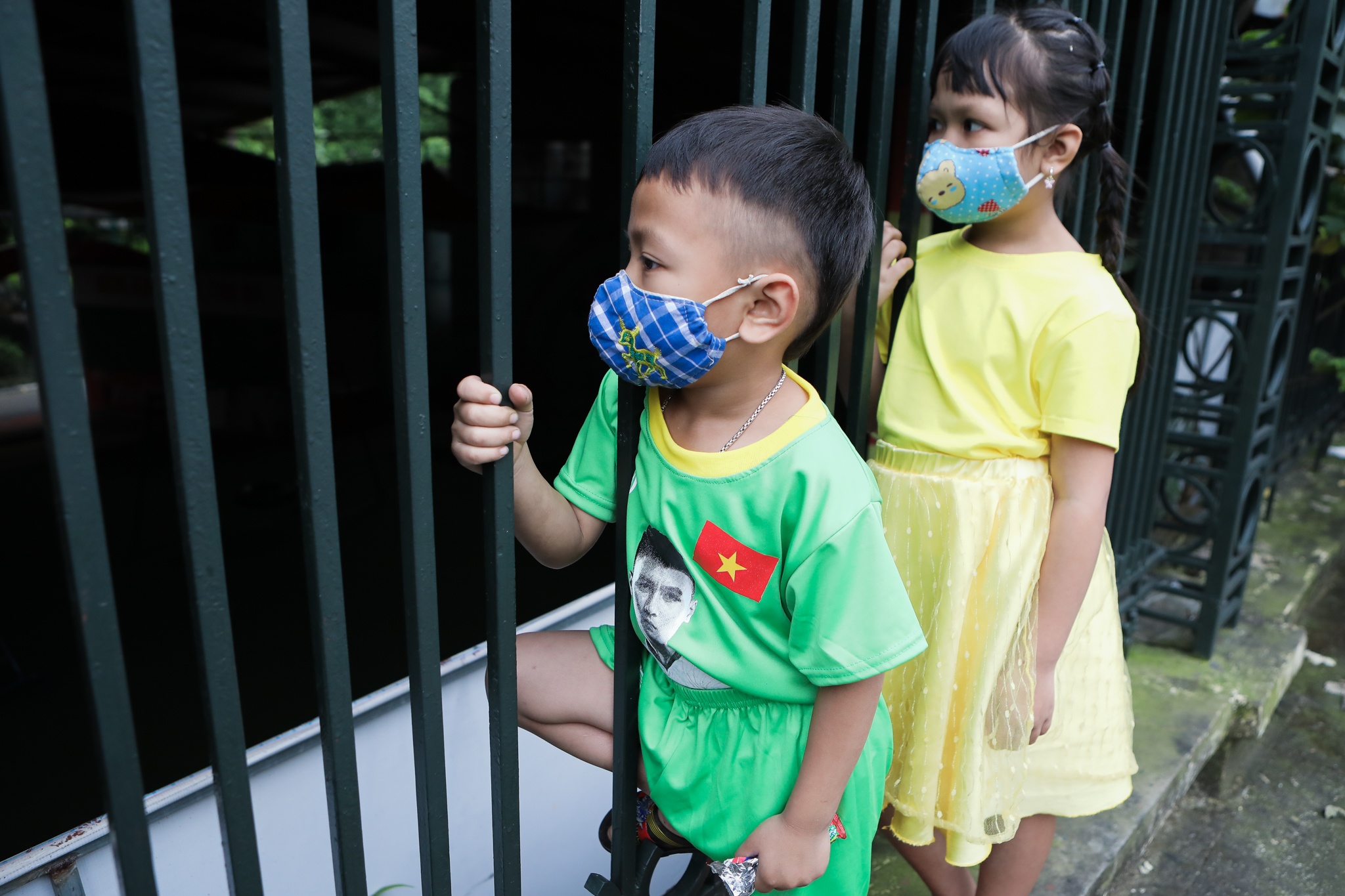 Tre em bam rao khi khu vui choi dong cua dip le 30/4 anh 2