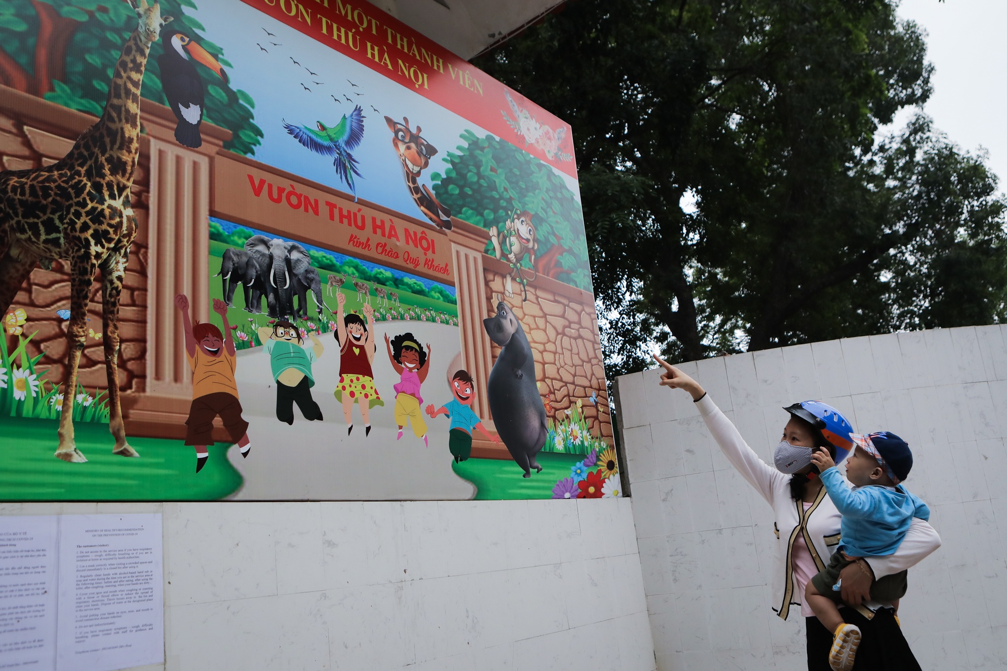 Tre em bam rao khi khu vui choi dong cua dip le 30/4 anh 3