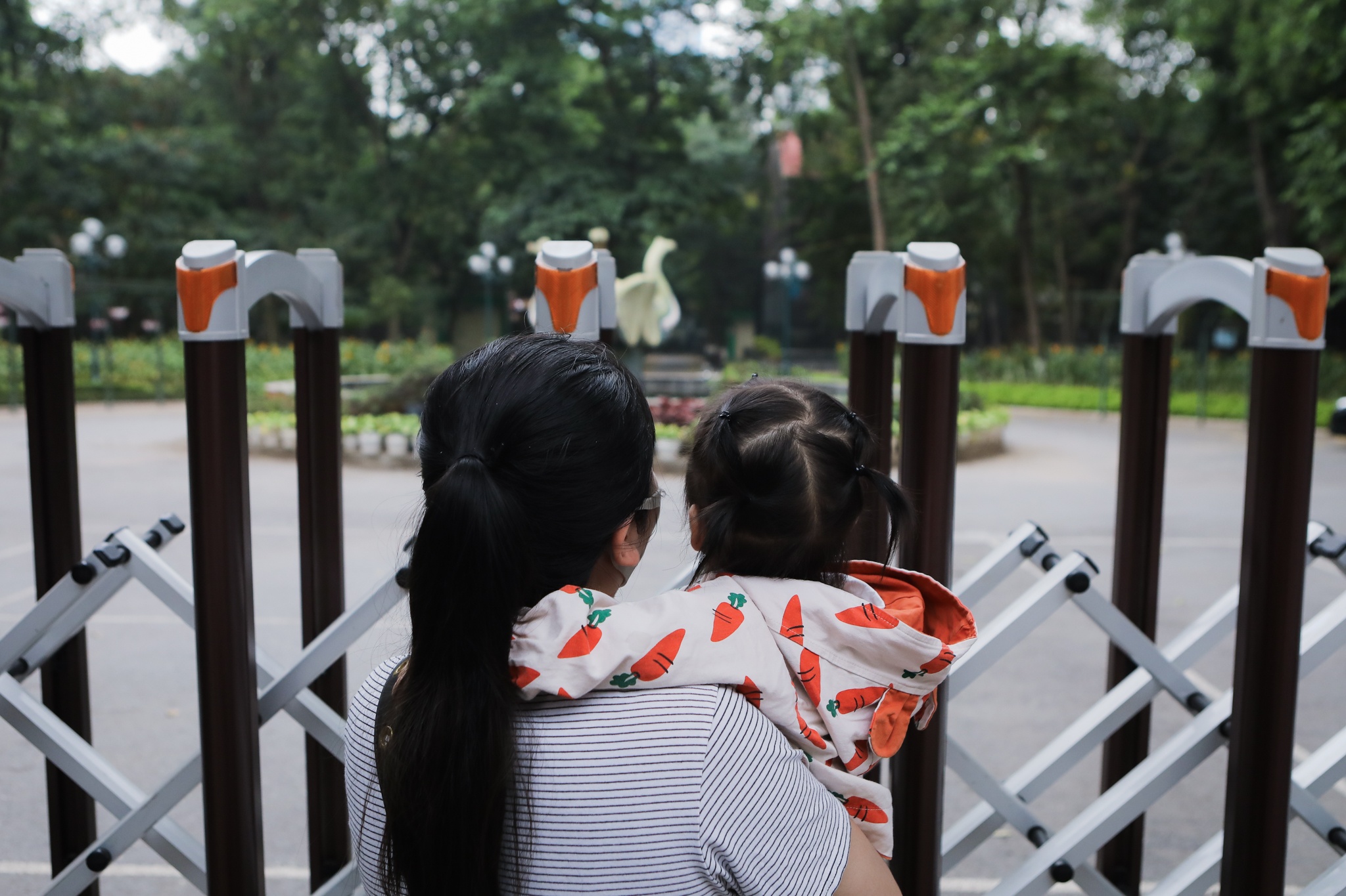 Tre em bam rao khi khu vui choi dong cua dip le 30/4 anh 4