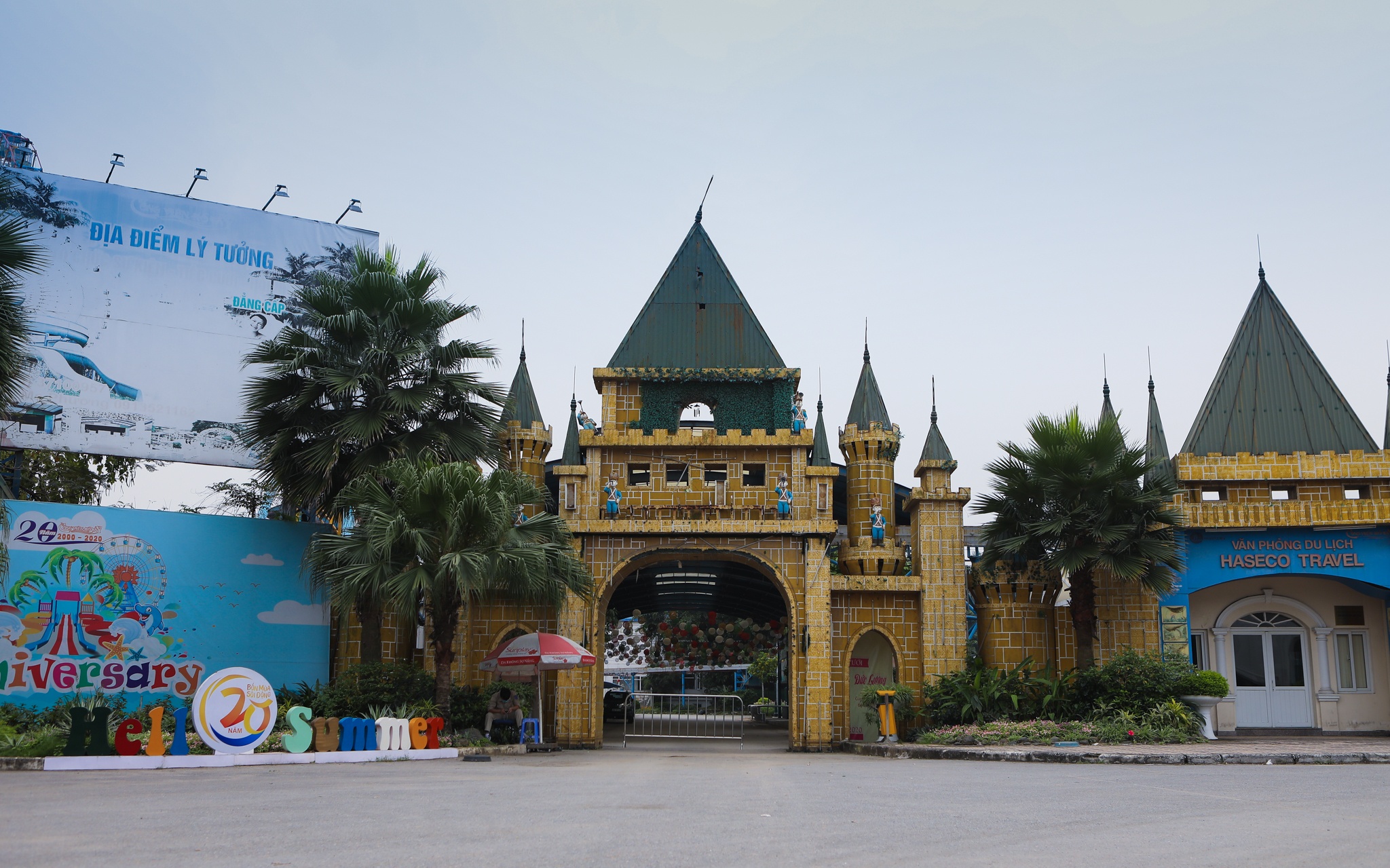 Tre em bam rao khi khu vui choi dong cua dip le 30/4 anh 5