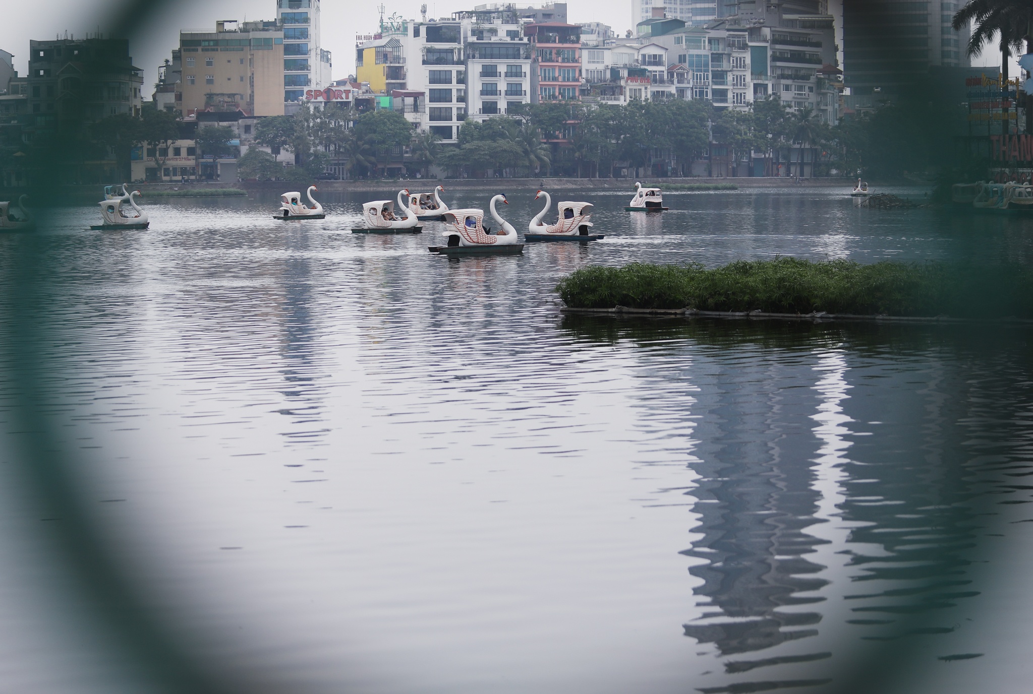 Tre em bam rao khi khu vui choi dong cua dip le 30/4 anh 6