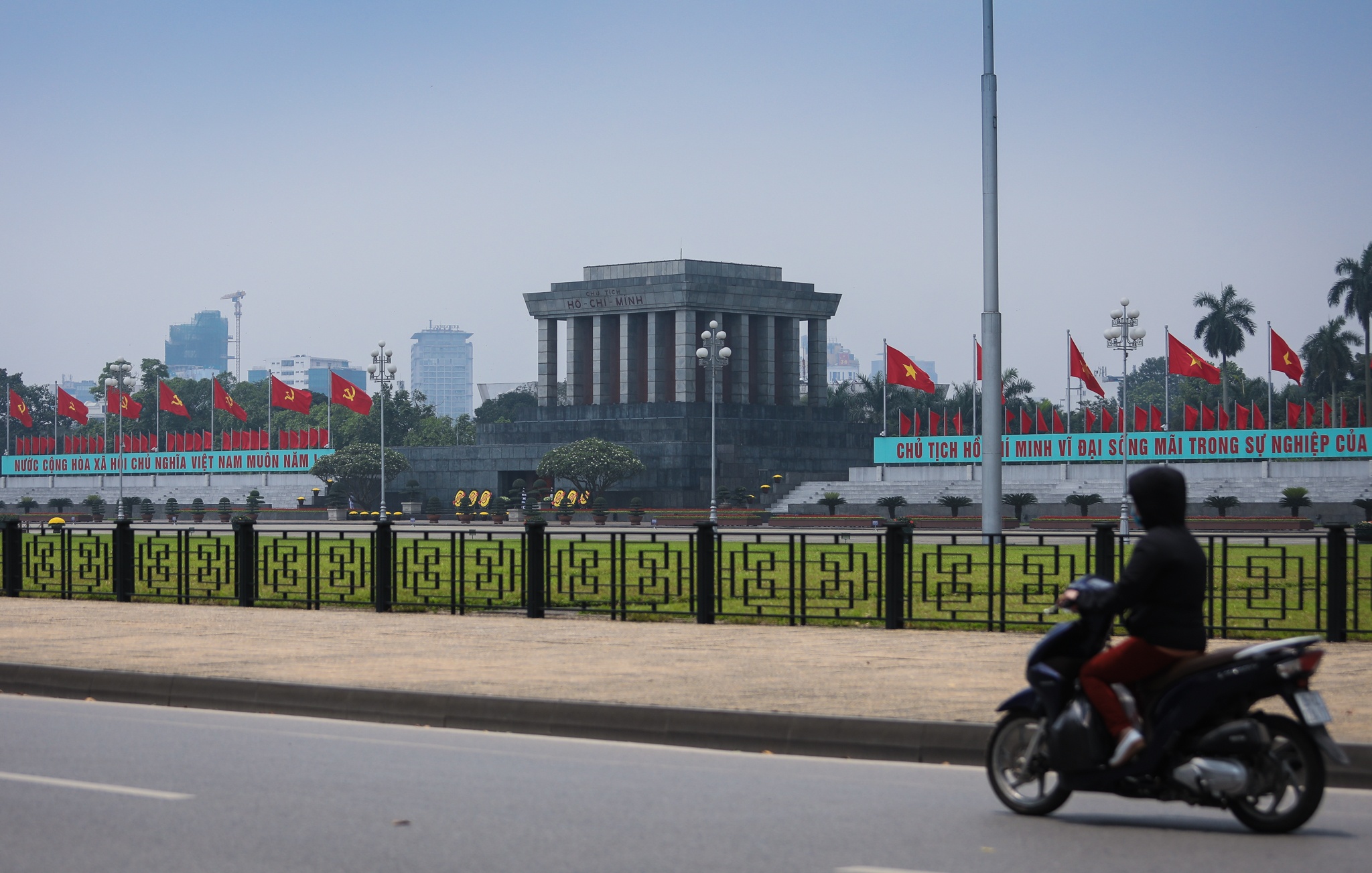 Tre em bam rao khi khu vui choi dong cua dip le 30/4 anh 7