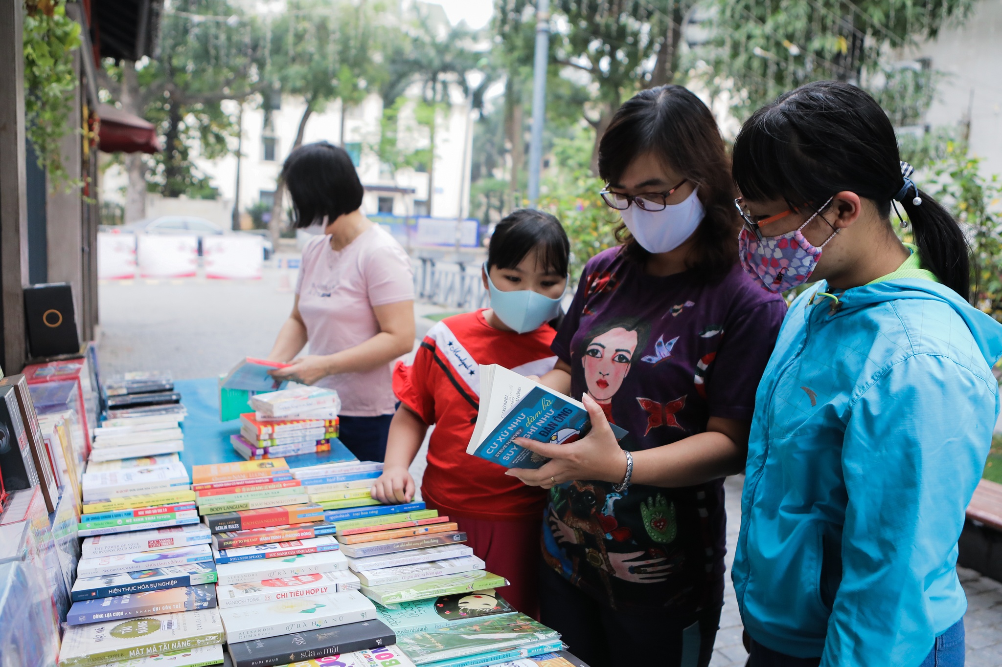 Tre em bam rao khi khu vui choi dong cua dip le 30/4 anh 8